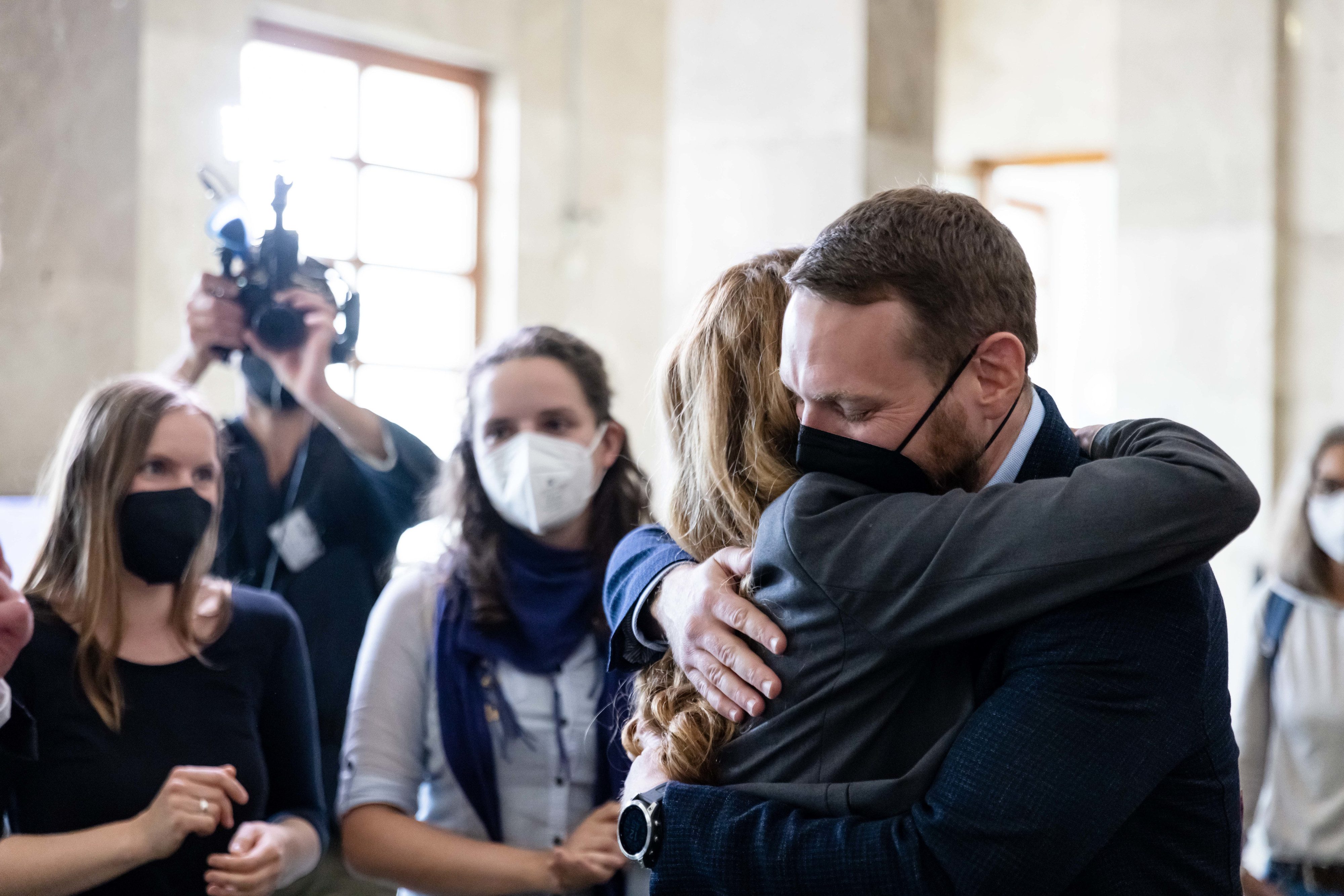 Fabian Holzheid, politischer Geschäftsführer des Umweltinstituts, dankt Anwältin Francesca Cancellaro