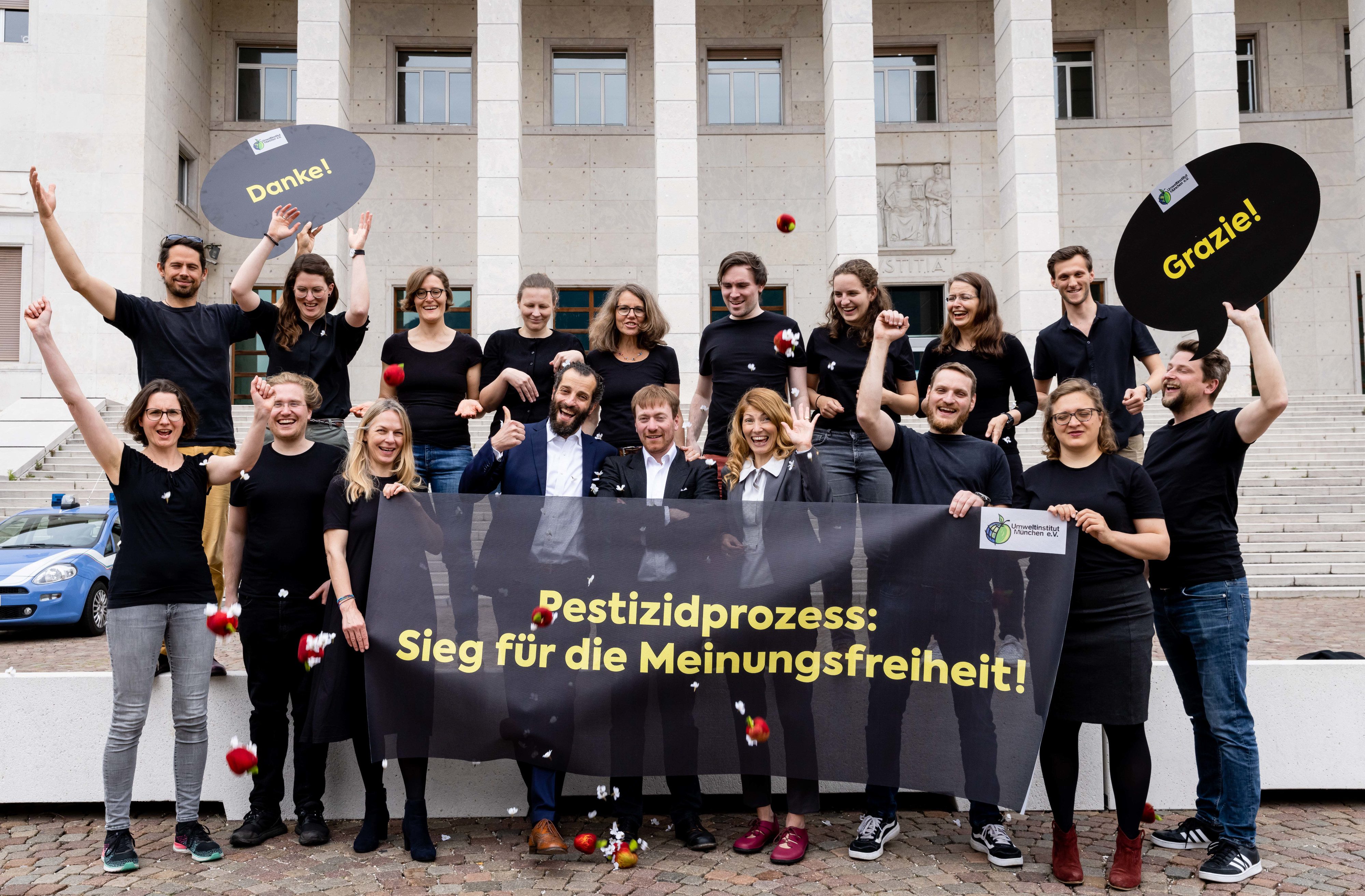 Auch unsere Anwälte Nicola Canestrini (mit Bart) und Francesca Cancellaro (rechts neben Karl Bär im weißen Hemd) freuen sich mit uns