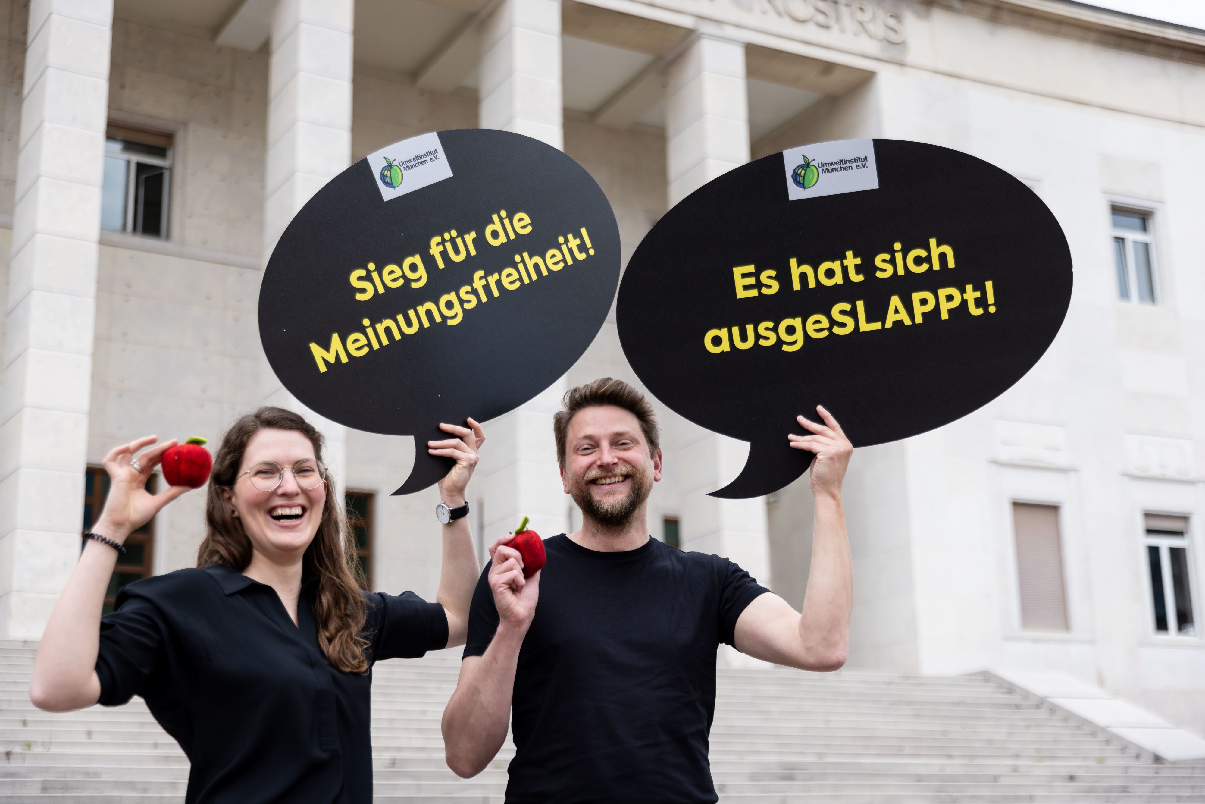 Vera Baumert, Referentin für Landwirtschaft, und Jurek Vengels, Vorstand und online Campaigner, freuen sich über den Sieg für die Meinungsfreiheit