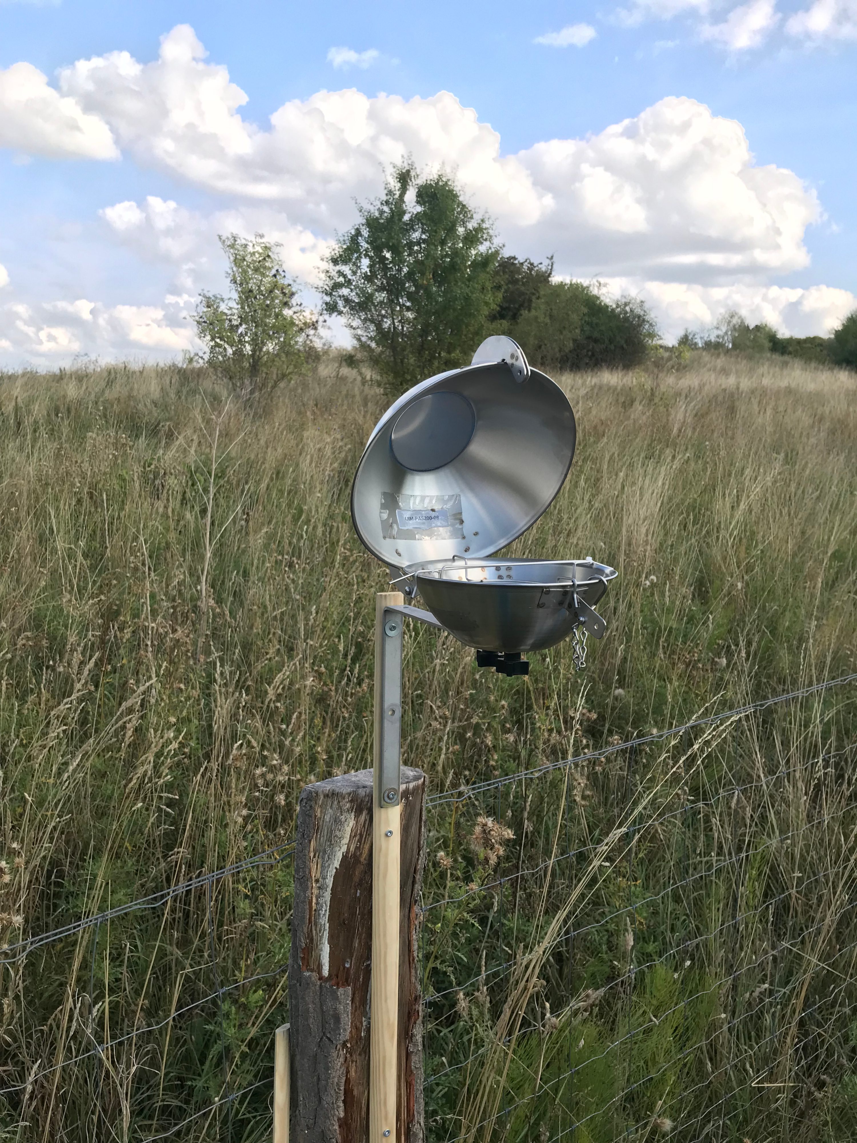 Passivsammler an ökologisch genutzter Schafkoppel in Lüdersdorf (Brandenburg), umgeben von Intensivlandwirtschaft