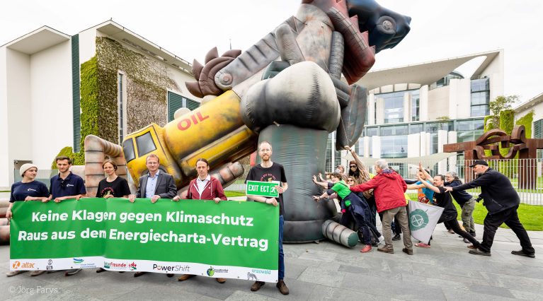 Protestaktion für die Kündigung des Energiechartavertrags mit riesigem aufblasbarem fossilen Dinosaurier vor dem Kanzleramt in Berlin