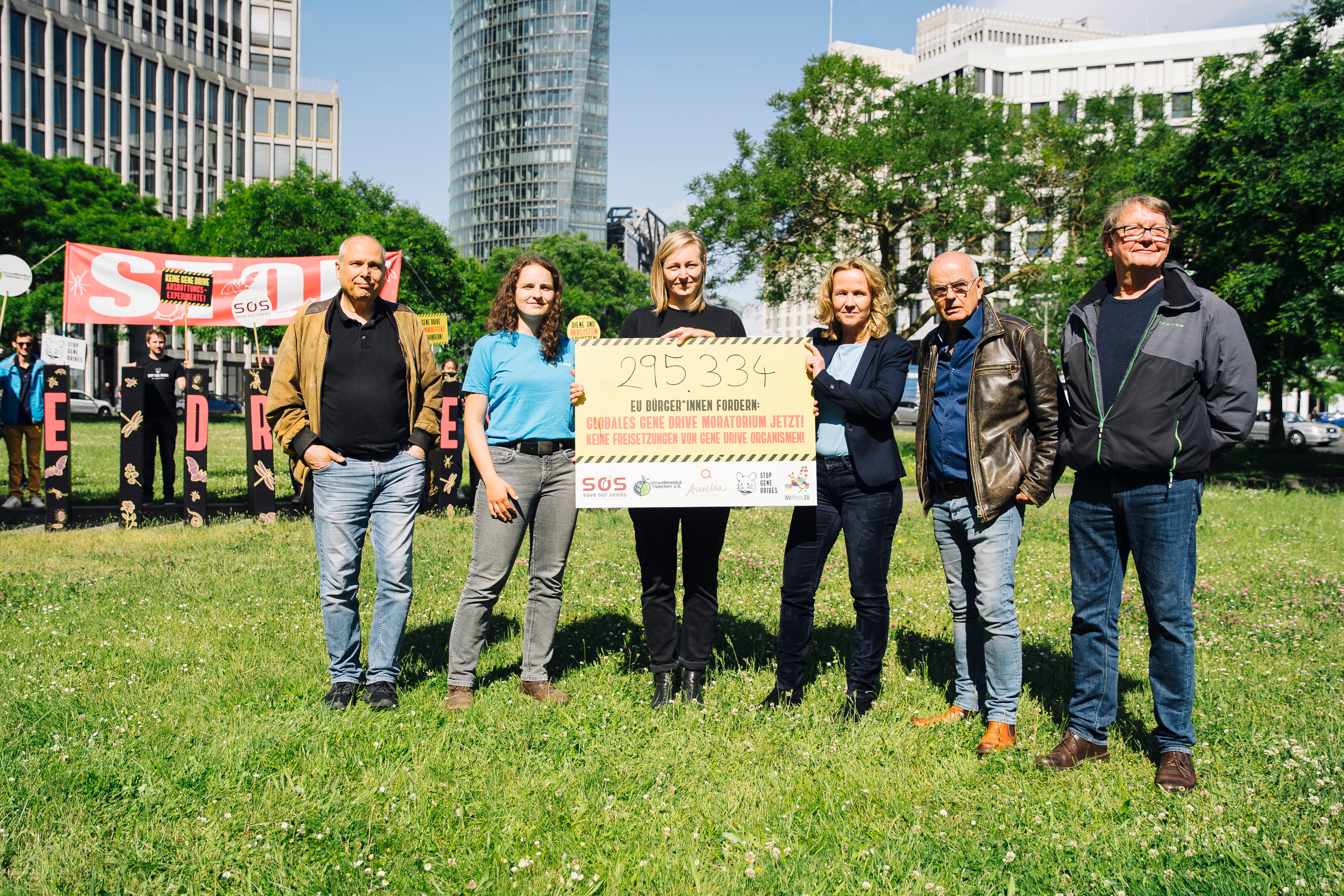 Protestaktion gegen Gene Drives in Berlin im Jahr 2022. Übergabe von 300.000 Unterschriften an Ministerin.