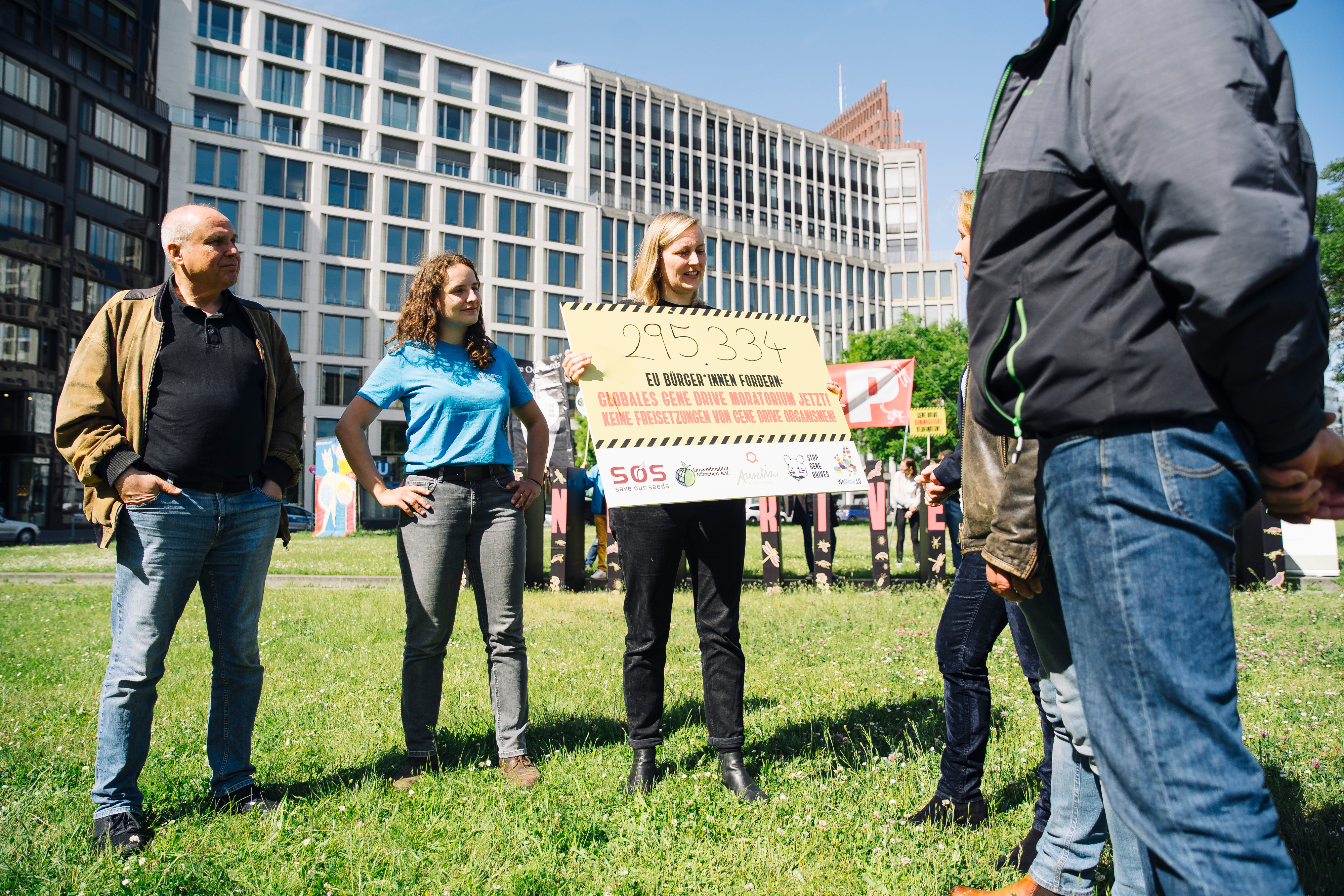 Übergabeschild bei Protestaktion im Jahr 2022 gegen Gene Drives mit 300.000 Unterschriften