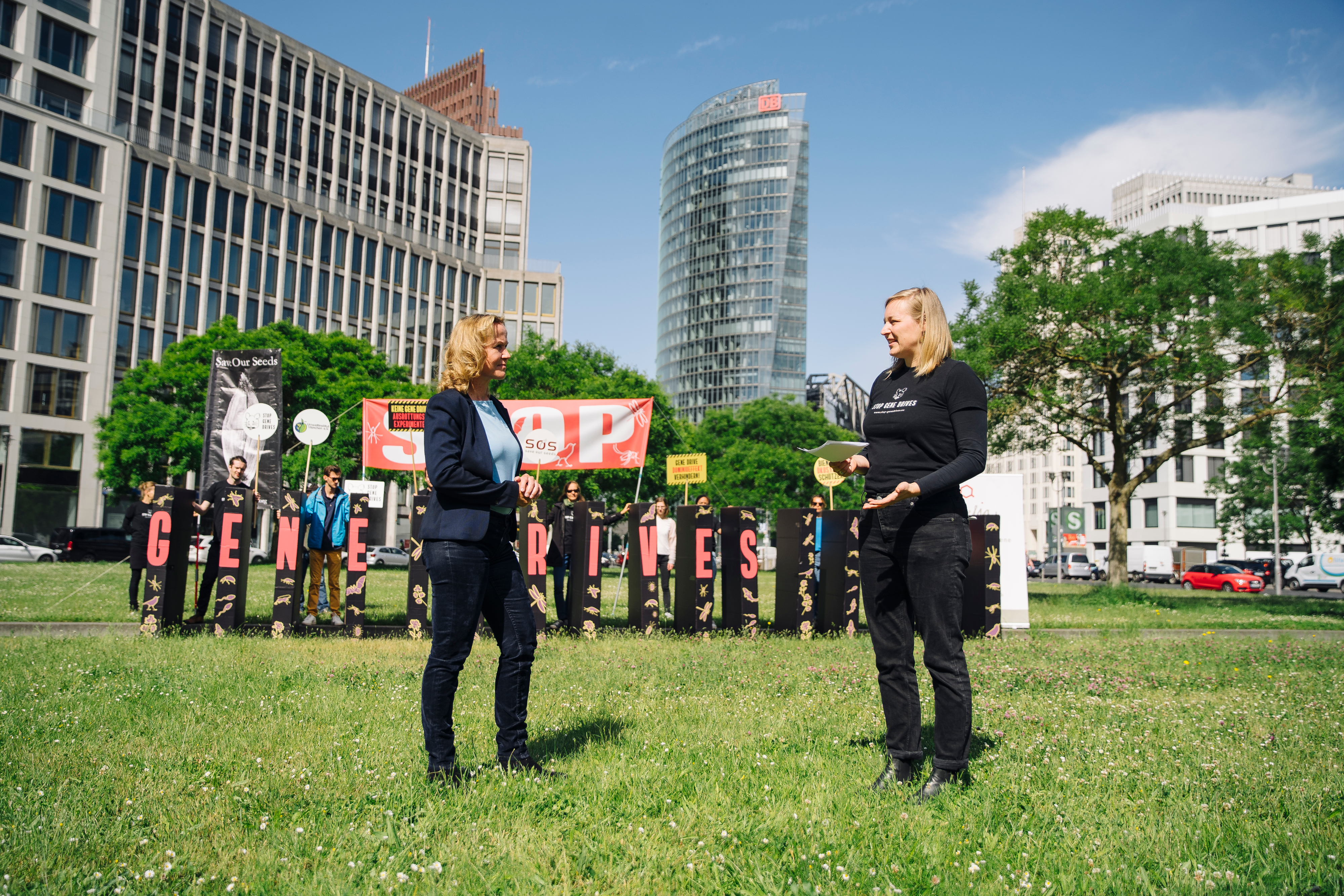 Umweltministerin Steffi Lehmke bei Protestaktion gegen Gene Drives in Berlin im Jahr 2022