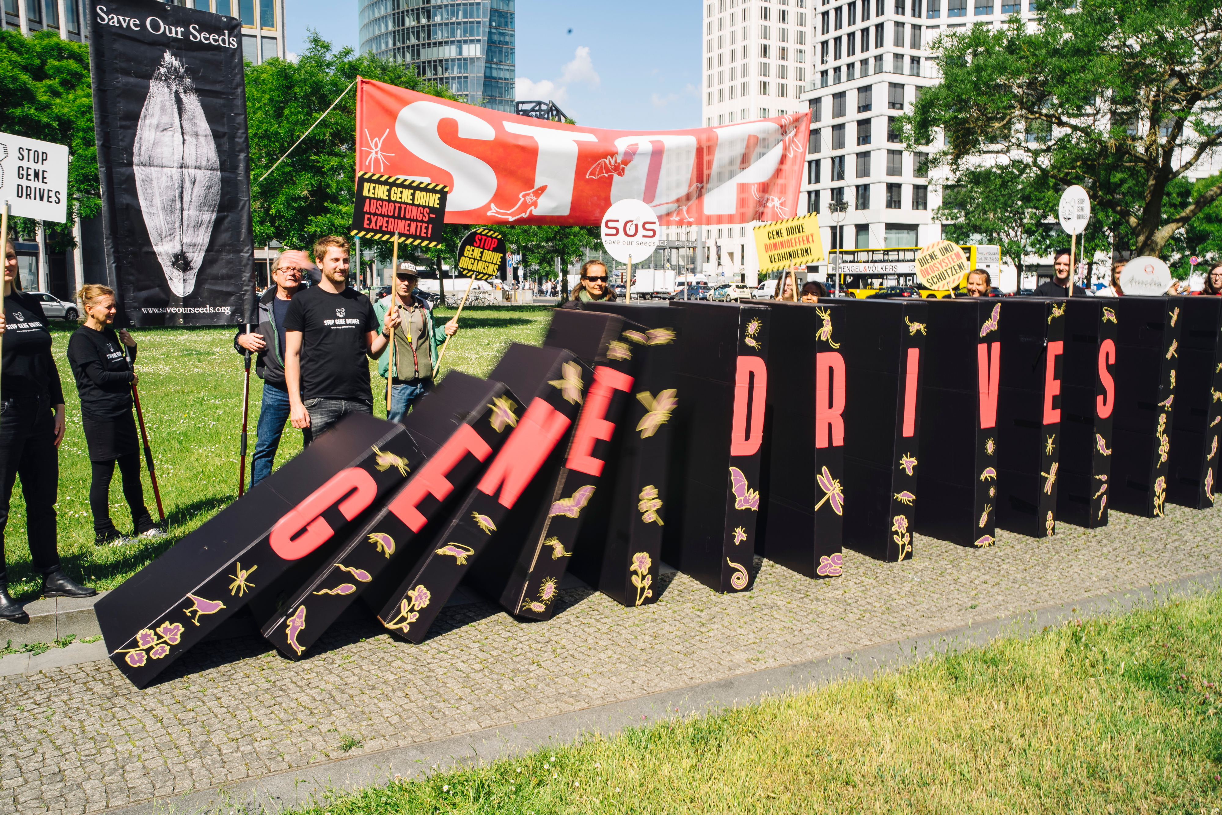 Protestaktion gegen Gene Drives mit Dominoeffekt 2022