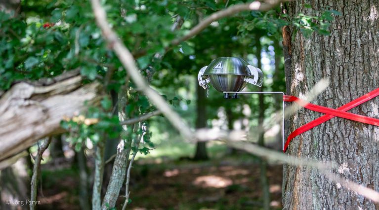 Installierter Pestizidmesser an Baum