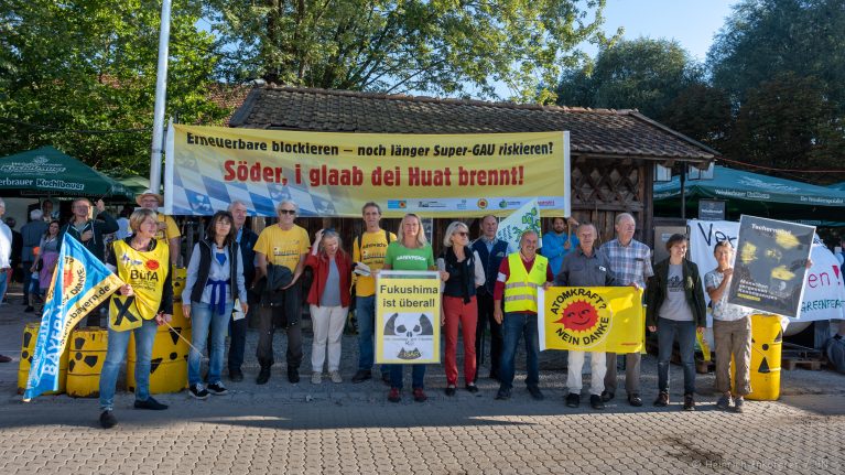 Anti-Atom Aktion auf dem Gillamoos Volksfest: Erneuerbare Blockieren, noch länger SuperGAU riskieren? Söder, I glaab dei Huat brennt! Umweltinstitut, BUND Naturschutz, Greenpeace, BüfA, BAAK