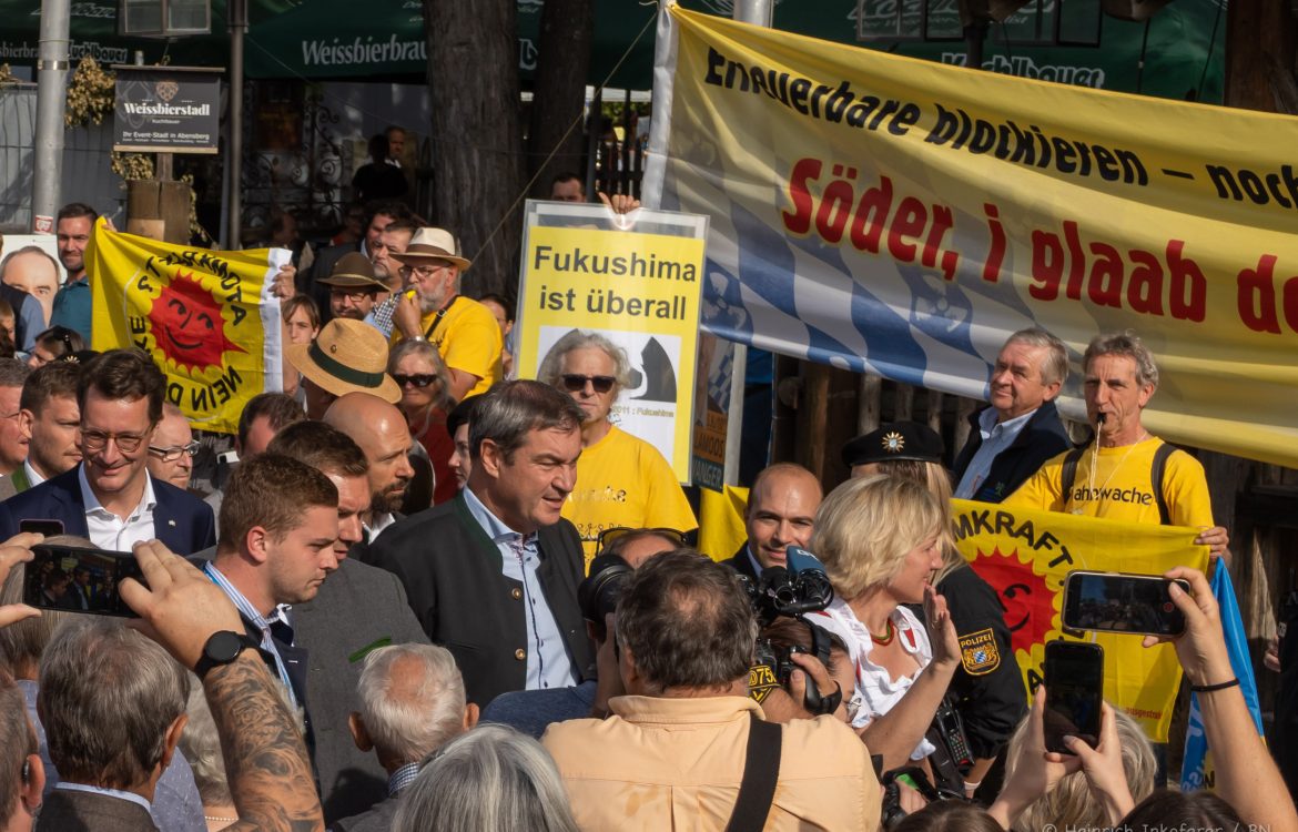 Aktion auf dem Gillamoos Volksfest: Erneuerbare Blockieren, noch länger SuperGAU riskieren? Söder, I glaab dei Huat brennt! Markus Söder (CSU)