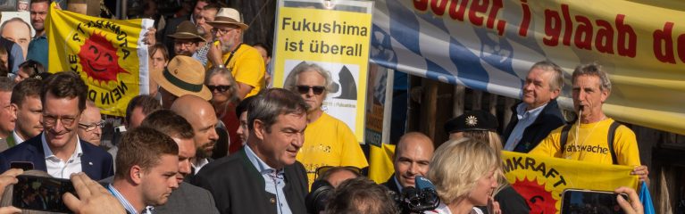 Aktion auf dem Gillamoos Volksfest: Erneuerbare Blockieren, noch länger SuperGAU riskieren? Söder, I glaab dei Huat brennt! Markus Söder (CSU)