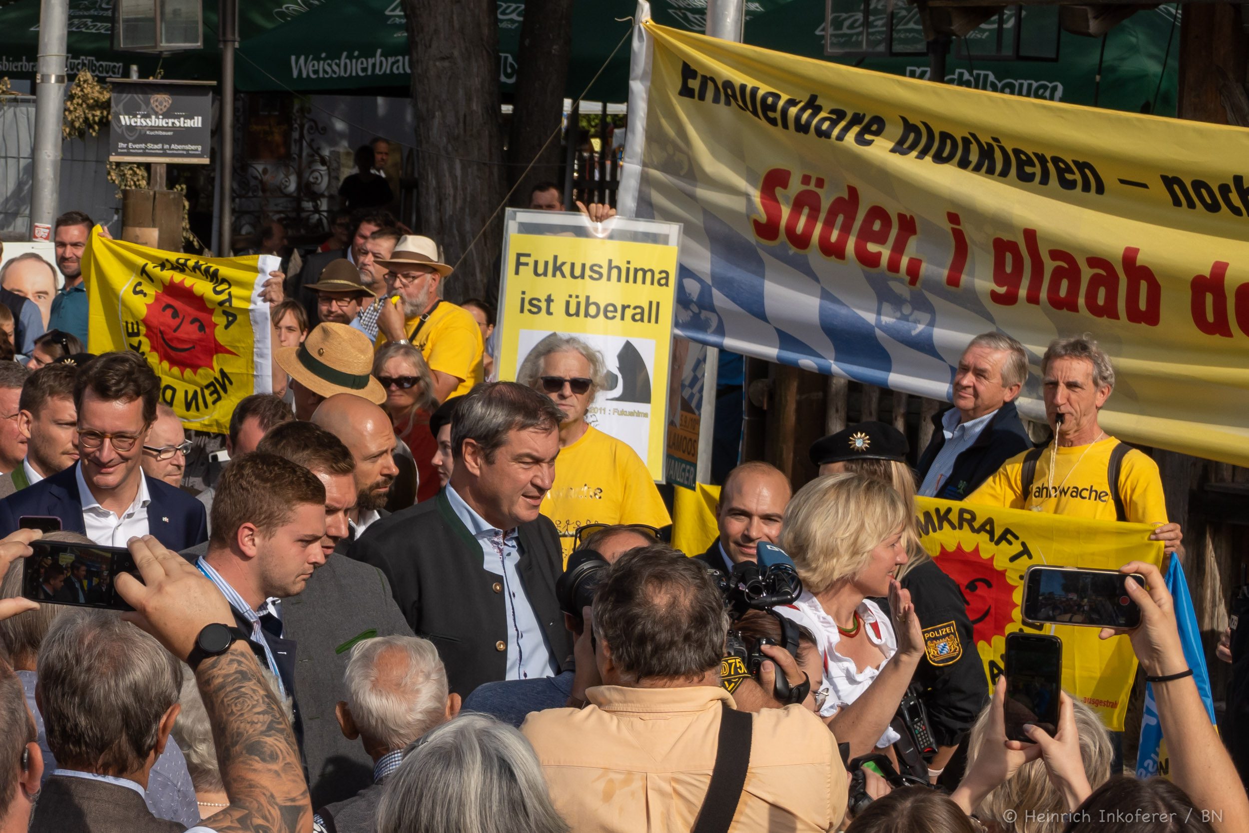 Aktion auf dem Gillamoos Volksfest: Erneuerbare Blockieren, noch länger SuperGAU riskieren? Söder, I glaab dei Huat brennt! Markus Söder (CSU)