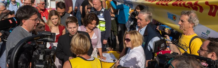 Aktion auf dem Gillamoos Volksfest: Kevin Kühnert (SPD) gib bekannt, dass mit der SPD keine neuen Brennstäbe gekauft werden.
