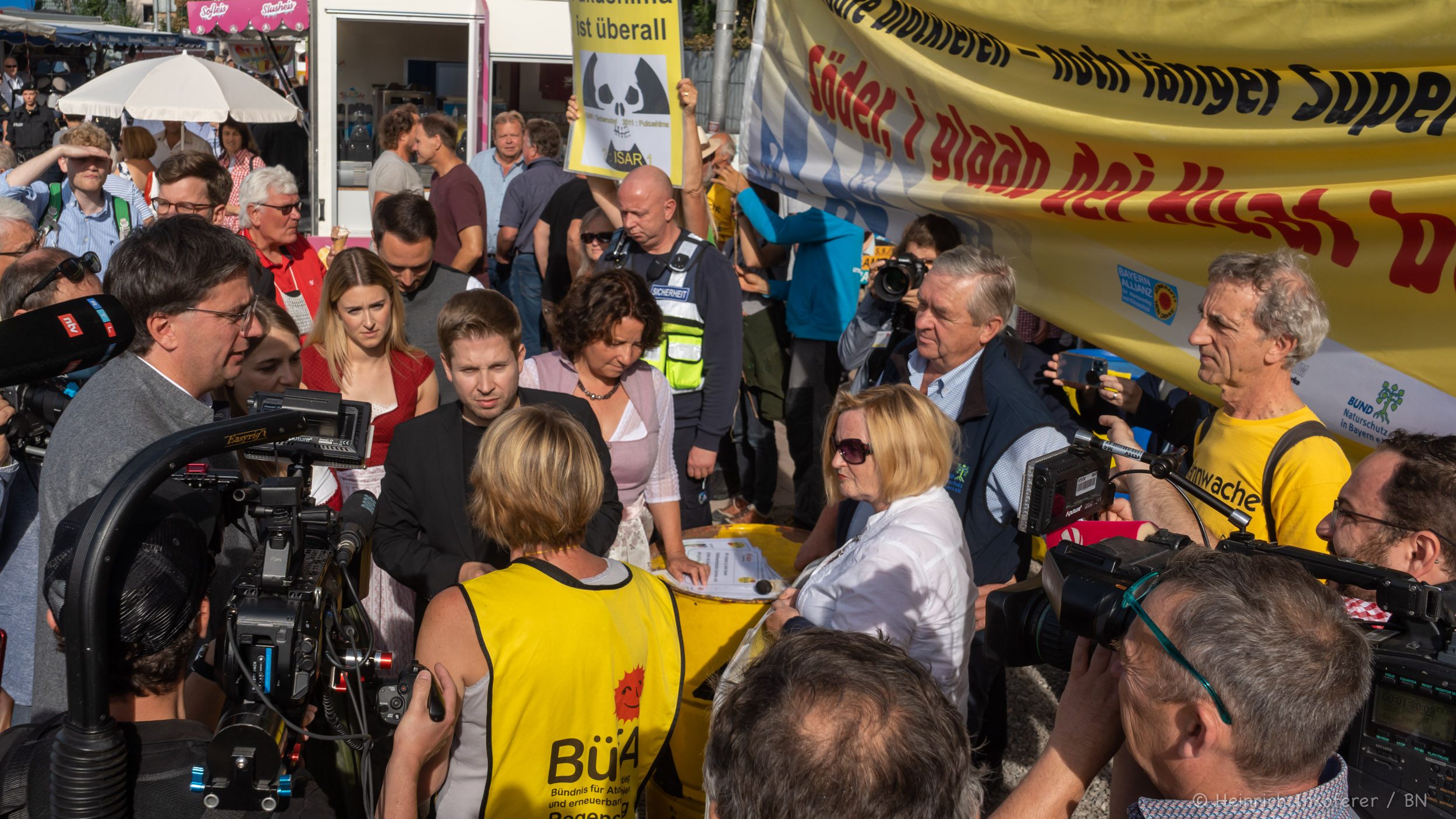 Aktion auf dem Gillamoos Volksfest: Kevin Kühnert (SPD) gib bekannt, dass mit der SPD keine neuen Brennstäbe gekauft werden.