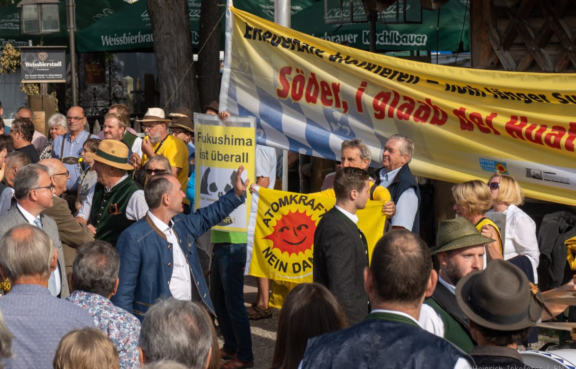 Aktion auf dem Gillamoos Volksfest: Erneuerbare Blockieren, noch länger SuperGAU riskieren? Söder, I glaab dei Huat brennt! Aiwanger