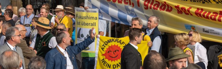 Aktion auf dem Gillamoos Volksfest: Erneuerbare Blockieren, noch länger SuperGAU riskieren? Söder, I glaab dei Huat brennt! Aiwanger