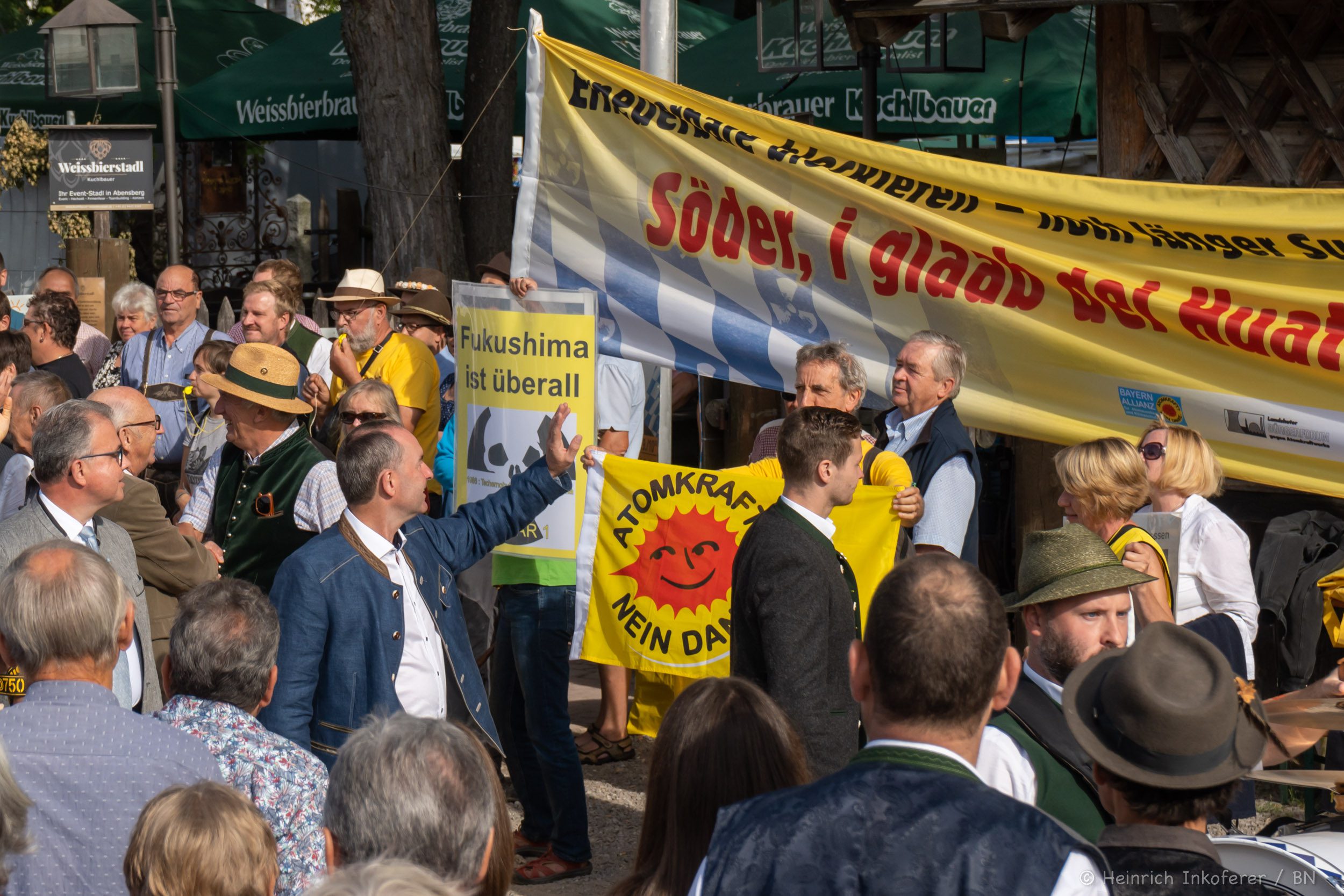 Aktion auf dem Gillamoos Volksfest: Erneuerbare Blockieren, noch länger SuperGAU riskieren? Söder, I glaab dei Huat brennt! Aiwanger