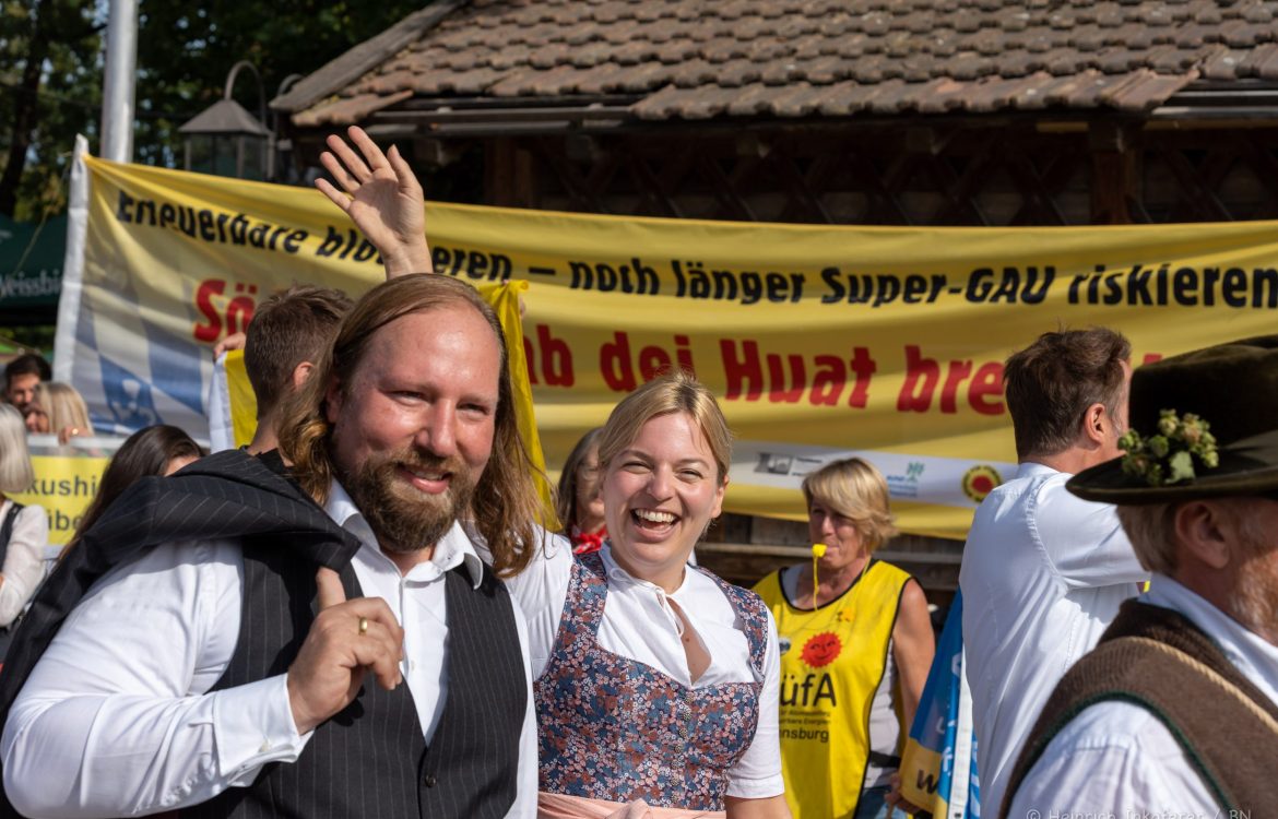 Aktion auf dem Gillamoos Volksfest: Erneuerbare Blockieren, noch länger SuperGAU riskieren? Söder, I glaab dei Huat brennt!