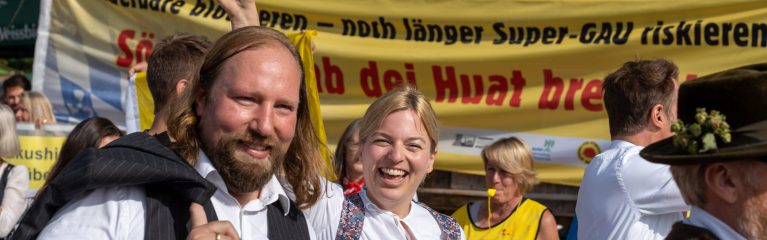 Aktion auf dem Gillamoos Volksfest: Erneuerbare Blockieren, noch länger SuperGAU riskieren? Söder, I glaab dei Huat brennt!