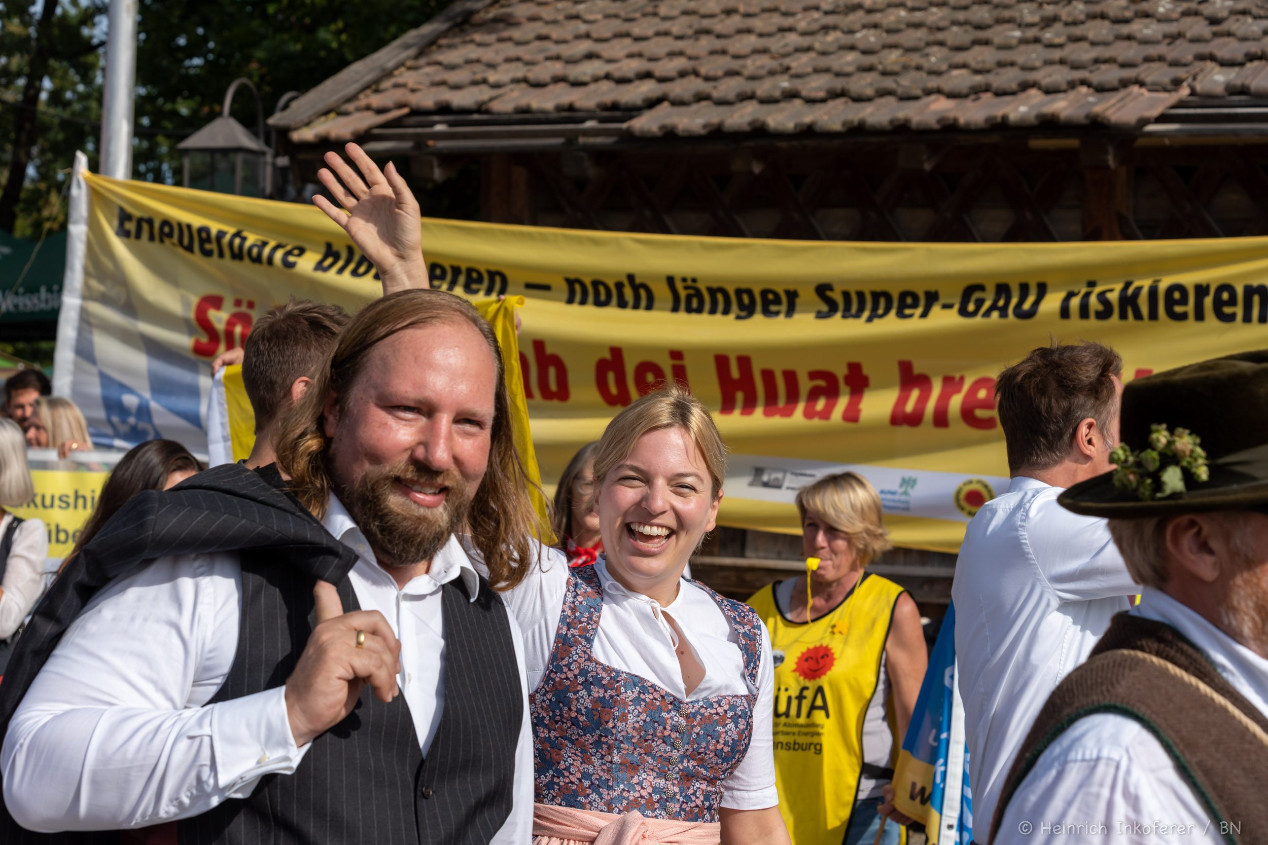 Aktion auf dem Gillamoos Volksfest: Erneuerbare Blockieren, noch länger SuperGAU riskieren? Söder, I glaab dei Huat brennt!