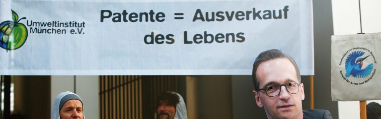 Protestaktion gegen Patente auf Leben und konkret ein Melonenpatent, mit Bannern, Schildern und einer Heiko Maas Maske im Jahr 2016