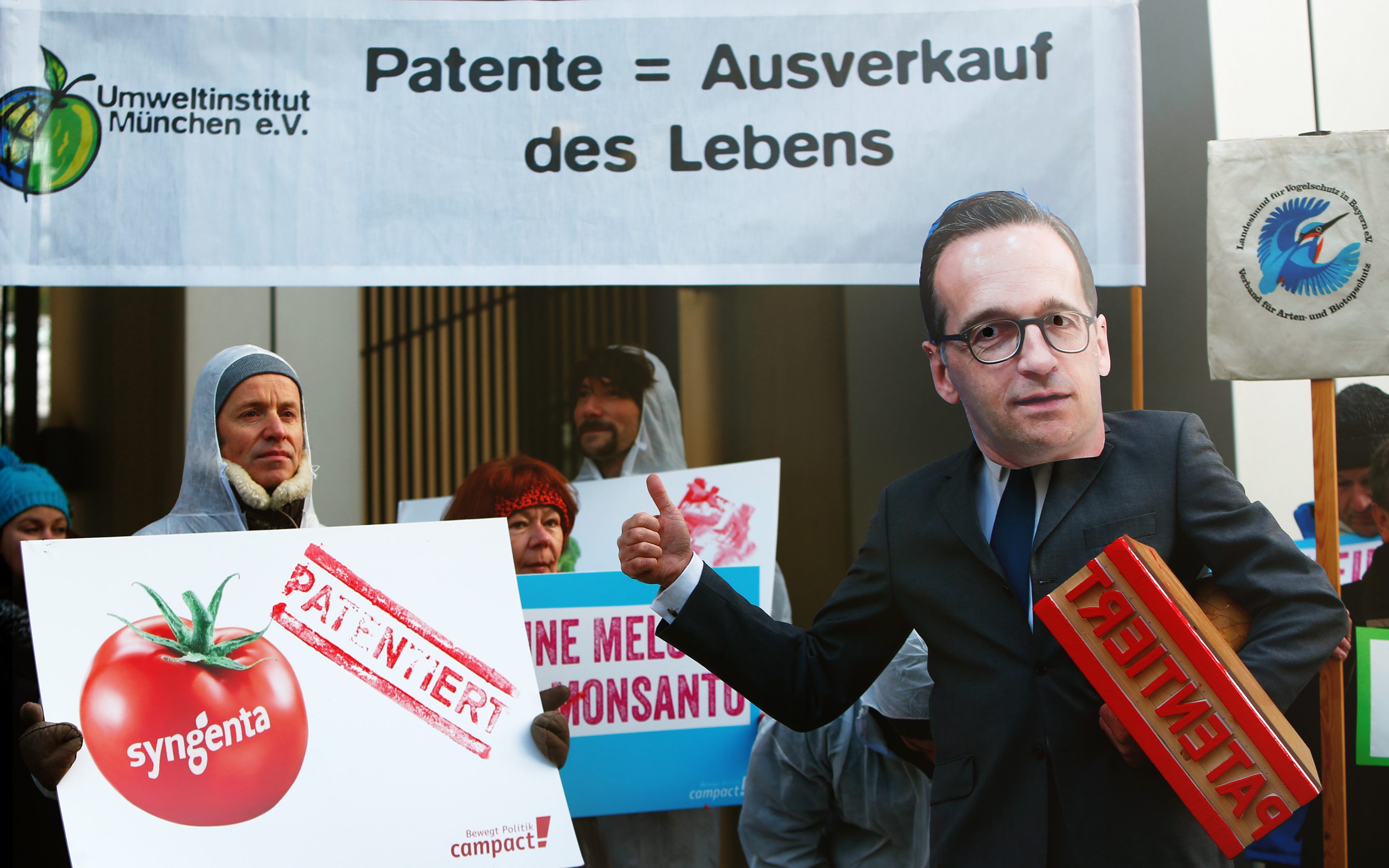 Protestaktion gegen Patente auf Leben und konkret ein Melonenpatent, mit Bannern, Schildern und einer Heiko Maas Maske im Jahr 2016