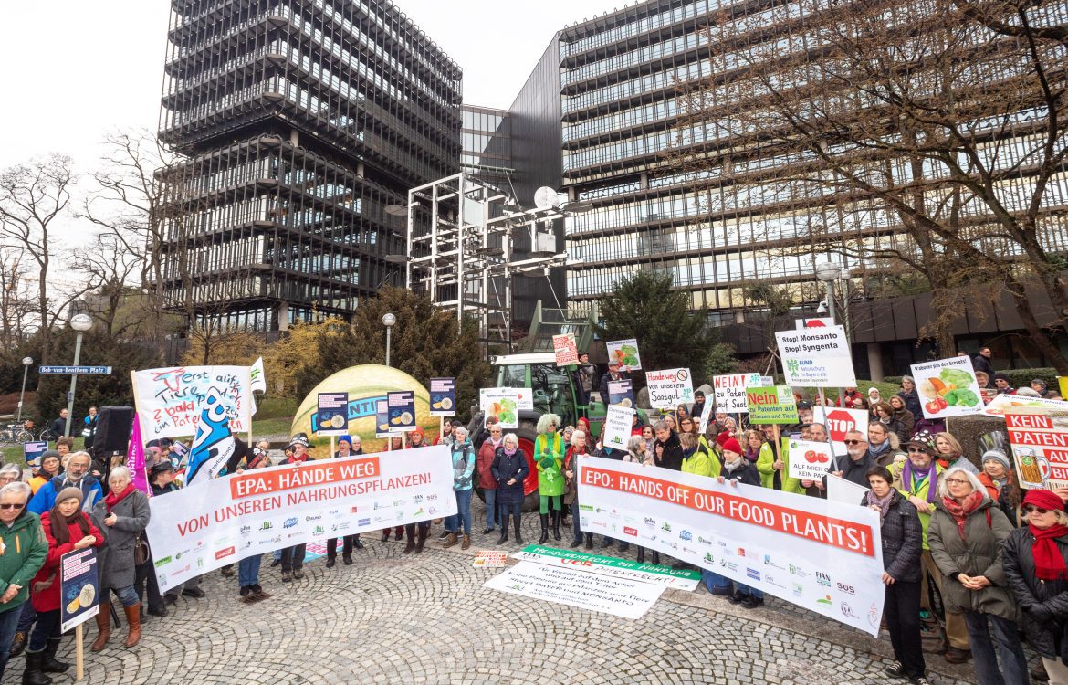 Demonstration vor dem Europäischen Patentamt 2019 gegen Patente auf Leben