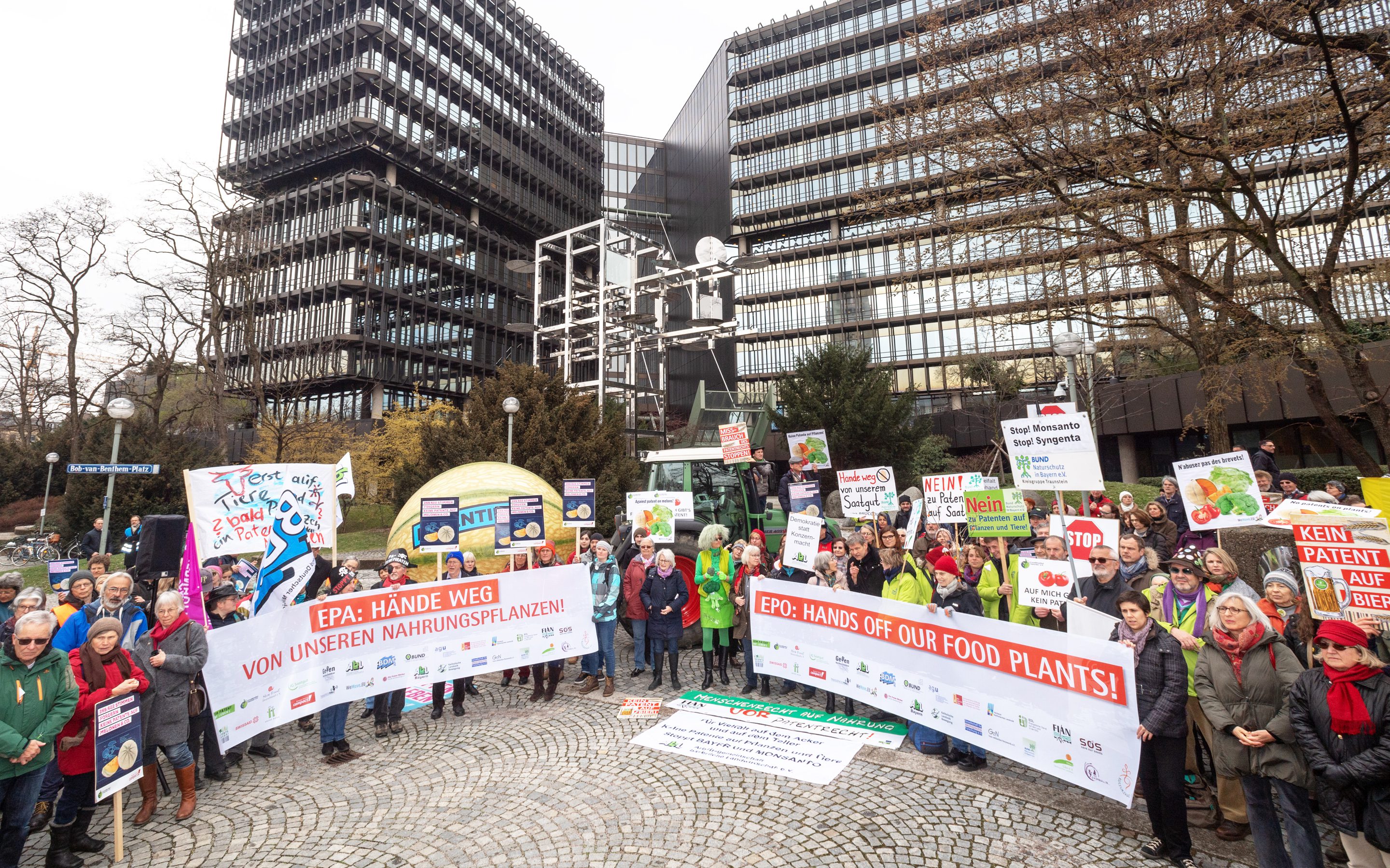 Demonstration vor dem Europäischen Patentamt 2019 gegen Patente auf Leben