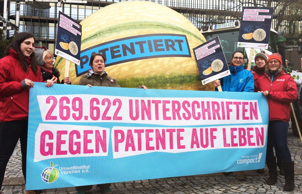 Aktion gegen Patente auf Leben mit einem Banner mit über 250.000 Unterschriften, Schildern und einem 2 Meter großen Melone mit der Aufschrift 