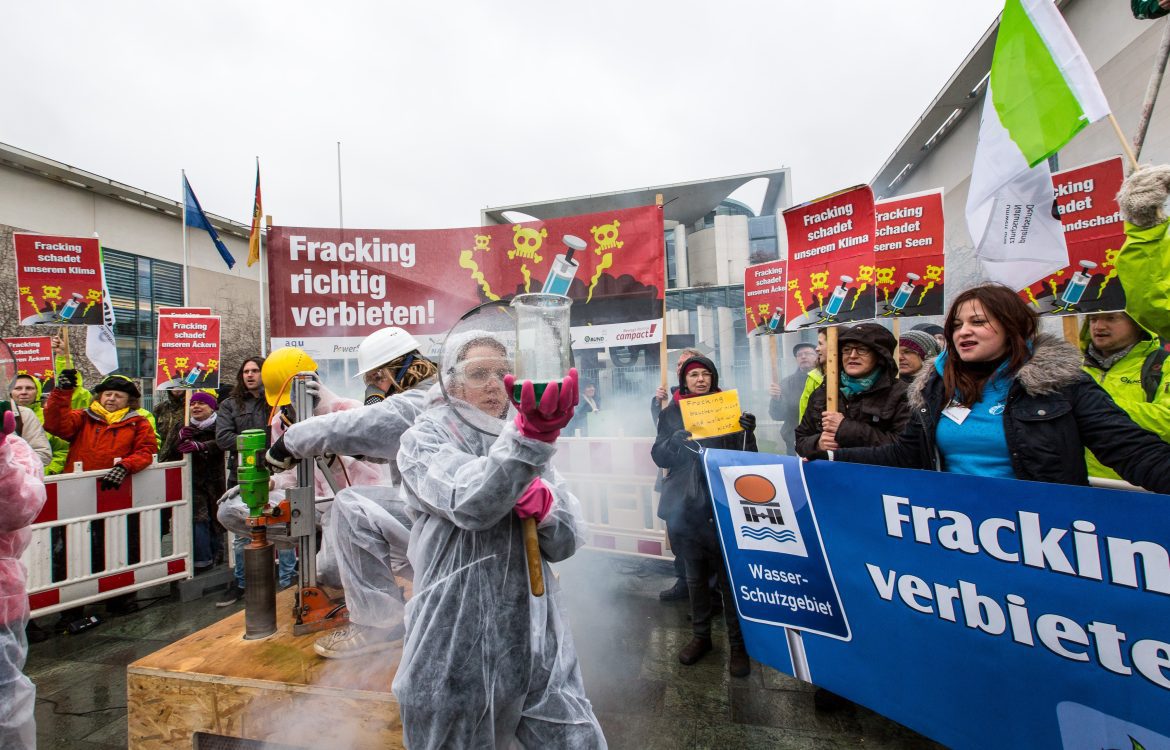 Demonstration für Fracking Verbot. Demonstranten inszenieren Probebohrungen für Fracking.