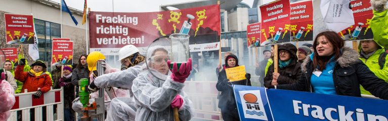Demonstration für Fracking Verbot. Demonstranten machen Probebohrungen für Fracking
