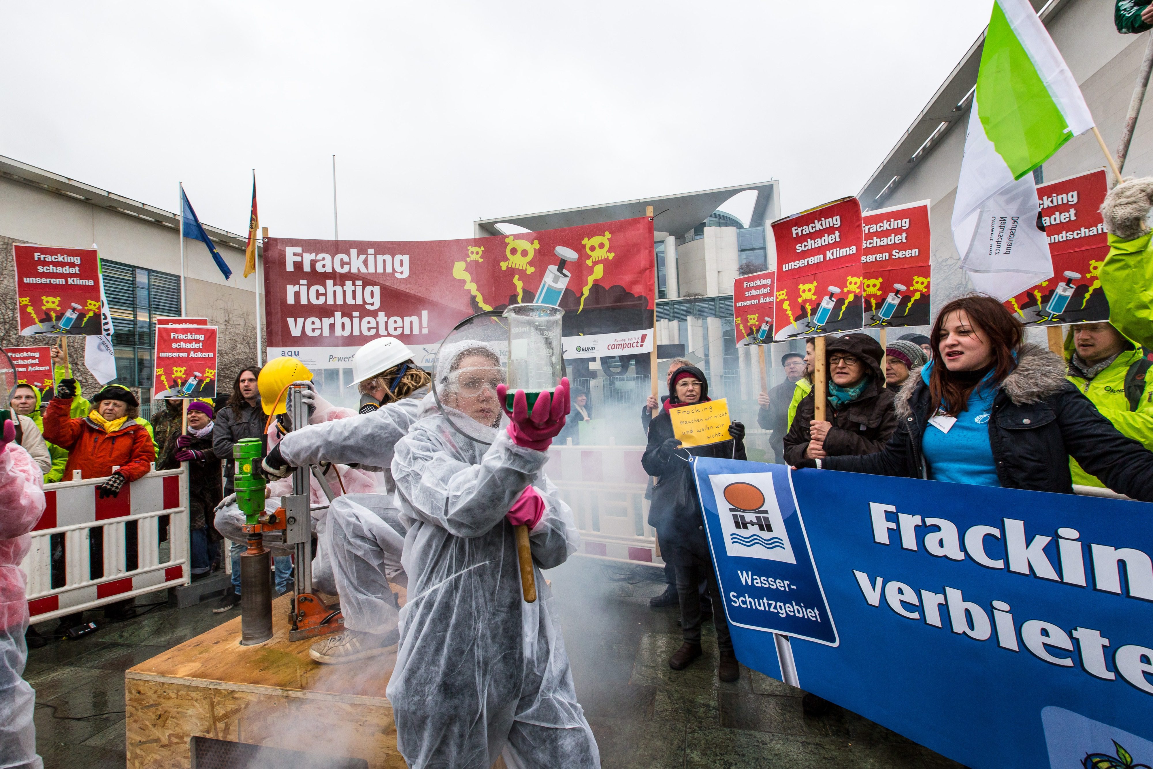 Demonstration für Fracking Verbot. Demonstranten inszenieren Probebohrungen für Fracking.