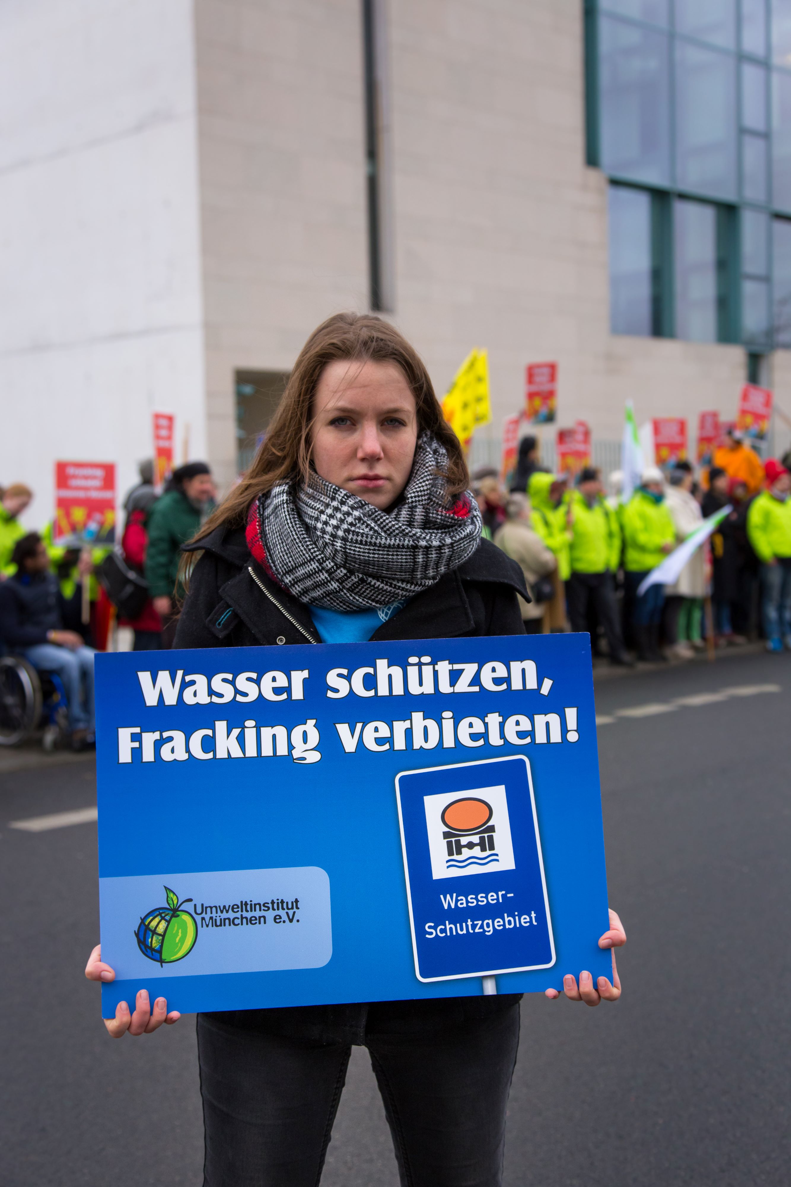 Demonstrantin hält Schild für Wasserschutz und für Fracking-Verbot.