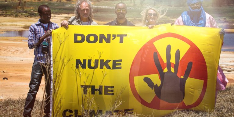 Atomkraft als Klimaretter? Aktivist:innen mit Banner Don't Nuke The Climate