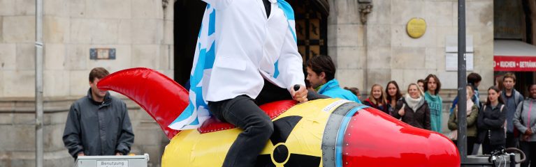 Protest gegen waffenfähiges Uran im Brennstoff des Forschungsreaktors FRM II in Garching bei München, Raketenrodeo Söder auf Rakete