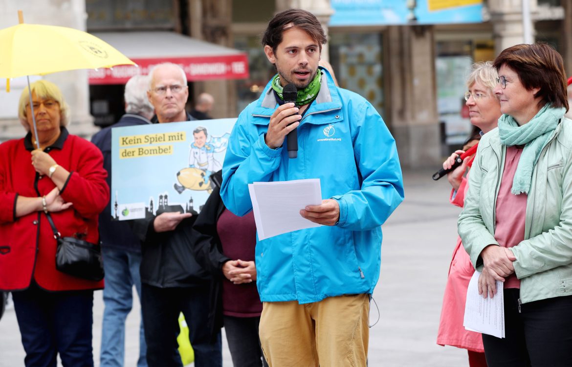 Protest gegen waffenfähiges Uran im Brennstoff des Forschungsreaktors FRM II in Garching bei München, Rede Referent Umweltinstitut