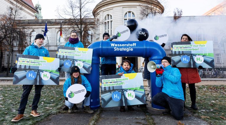 Wir demonstrieren Berlin: Die blaue Wasserstoff-Pipeline vor dem Bundeswirtschaftsministerium hat ein Methan-Leck