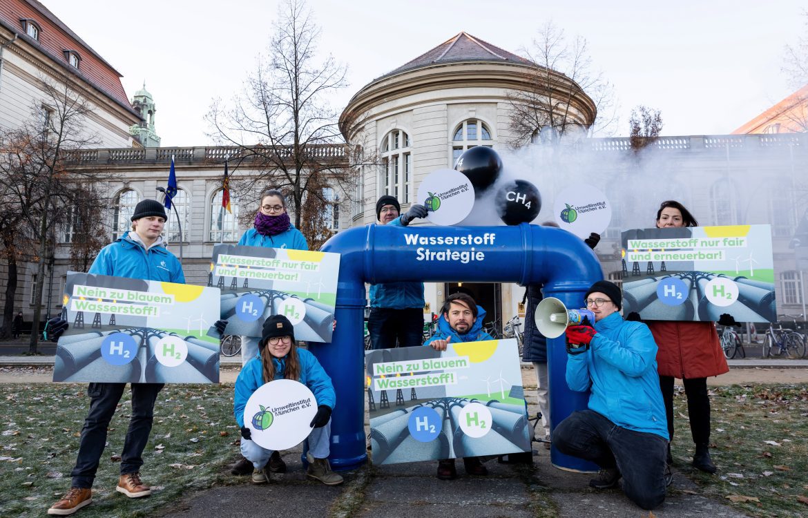 Aktion in Berlin: Die blaue Wasserstoff-Pipeline vor dem Bundeswirtschaftsministerium hat ein Methan-Leck