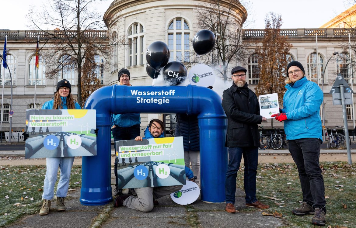 Übergabe der Forderungen an einen Vertreter des Bundeswirtschaftsministeriums Wasserstoff nur fair und erneuerbar