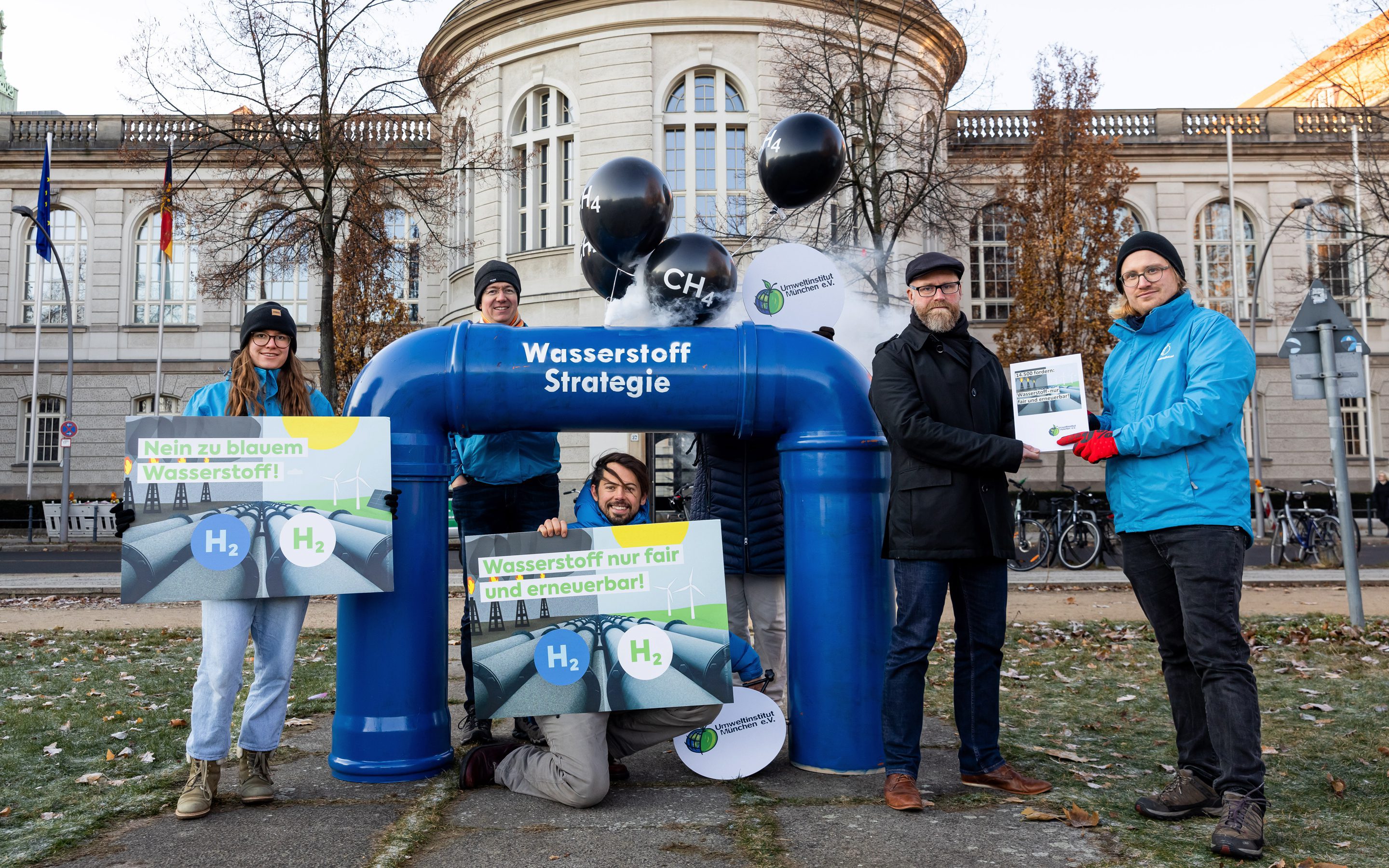 Übergabe der Forderungen an einen Vertreter des Bundeswirtschaftsministeriums Wasserstoff nur fair und erneuerbar