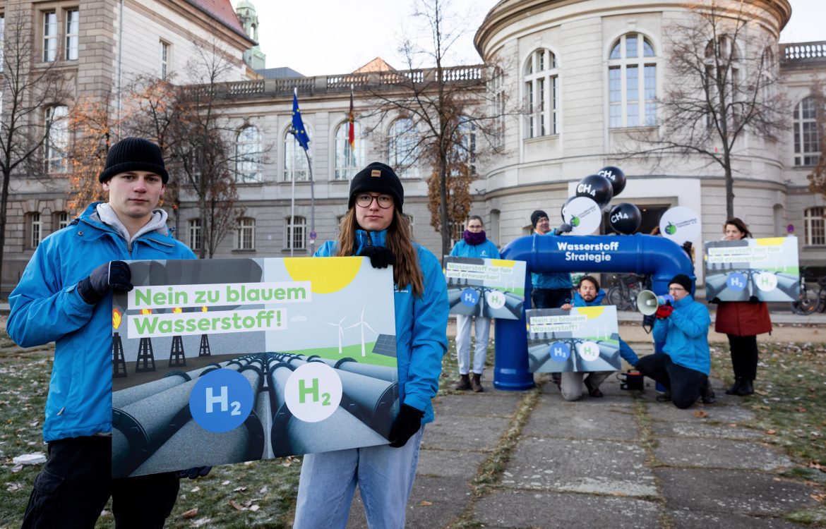 Aktion in Berlin: Die blaue Wasserstoff-Pipeline vor dem Bundeswirtschaftsministerium hat ein Methan-Leck. FÖJ im Vordergrund