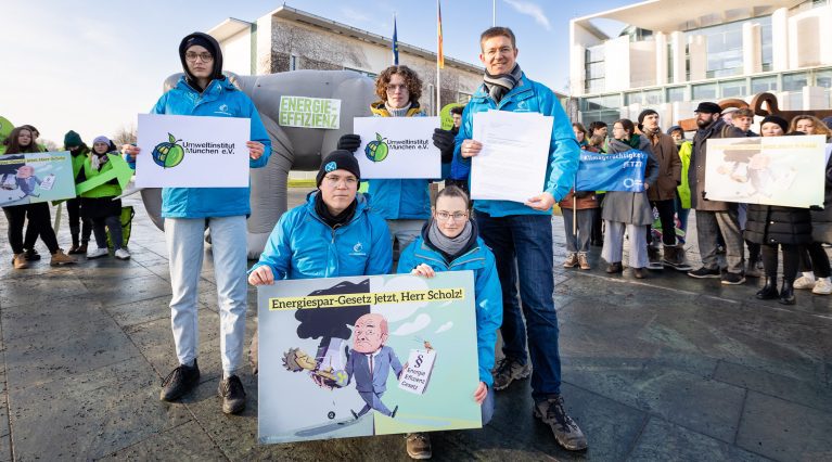 Gruppenfoto Umweltinstitut Aktion Energieeffizienzgesetz