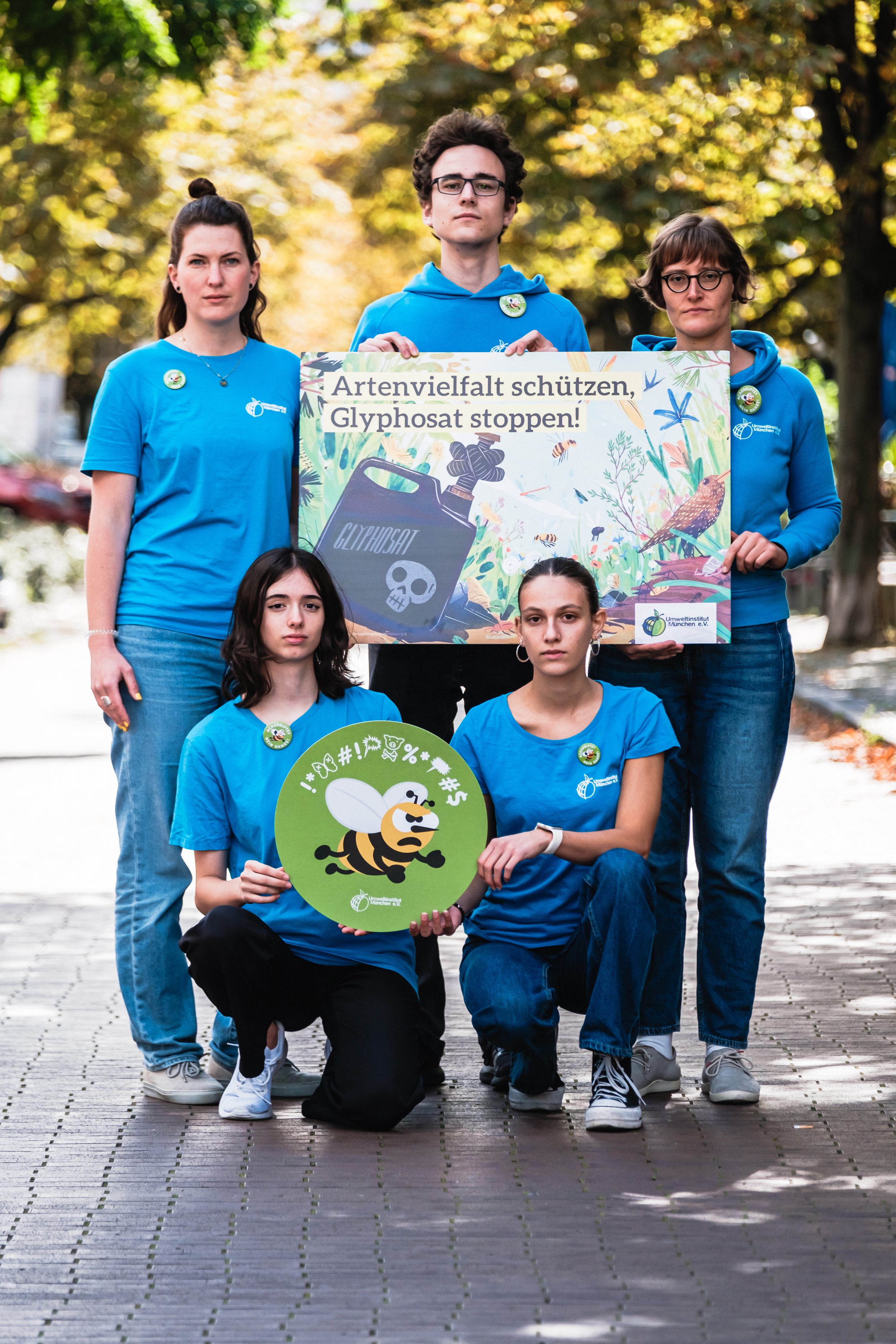 Das Team vom Umweltinstitut München bei der Übergabe-Aktion gegen Glyphosat in Berlin 2023 vor dem Landwirtschaftsministerium