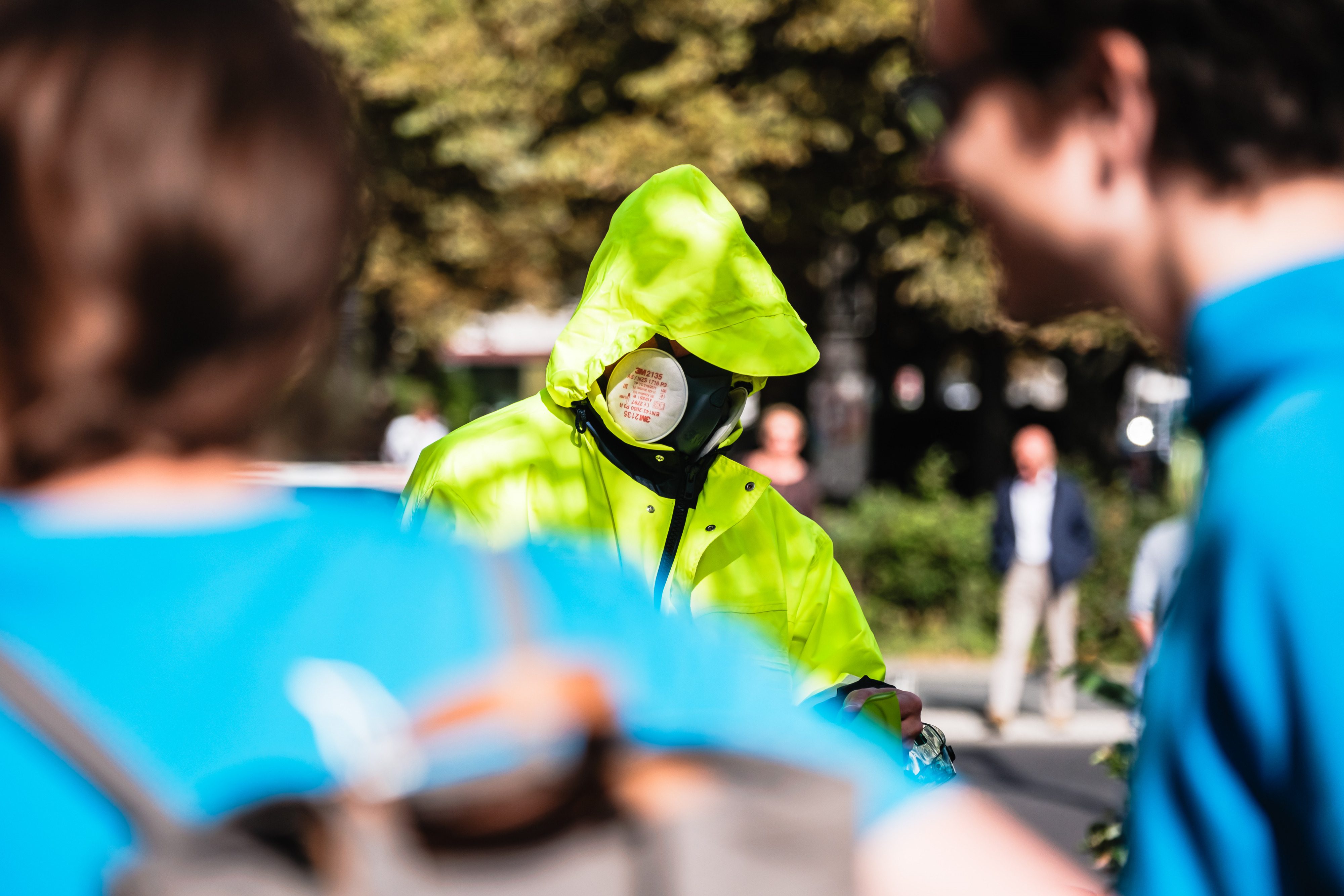 Mann mit Schutzweste und Gasmaske auf der Übergabeaktion gegen Glyphosat in Berlin