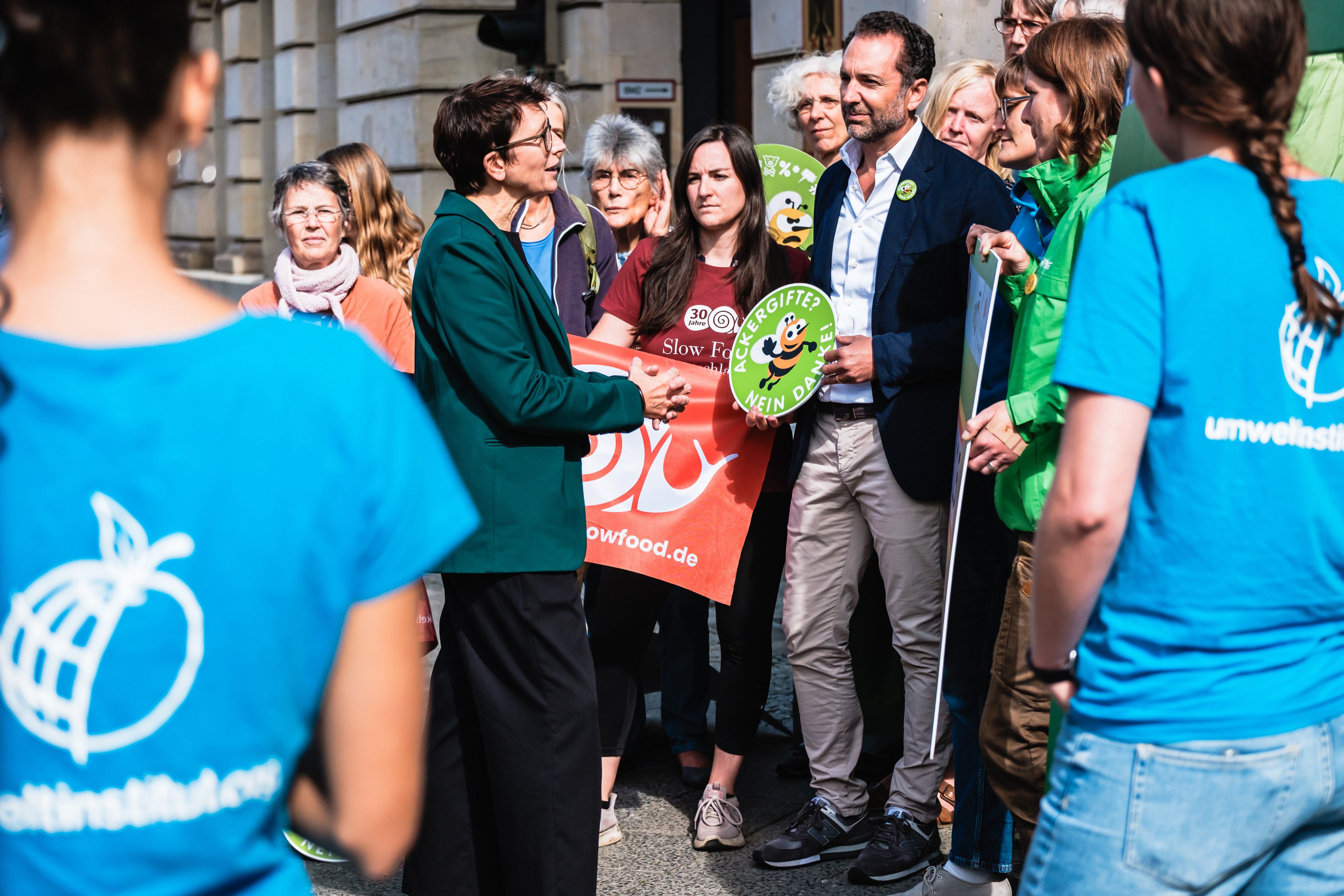 Staatssekretärin Silvia Bender vom Bundeslandwirtschaftsministerium unterhält sich mit dem Protestbündnis darüber, wie es in Europa und Deutschland mit Glyphosat weiter geht