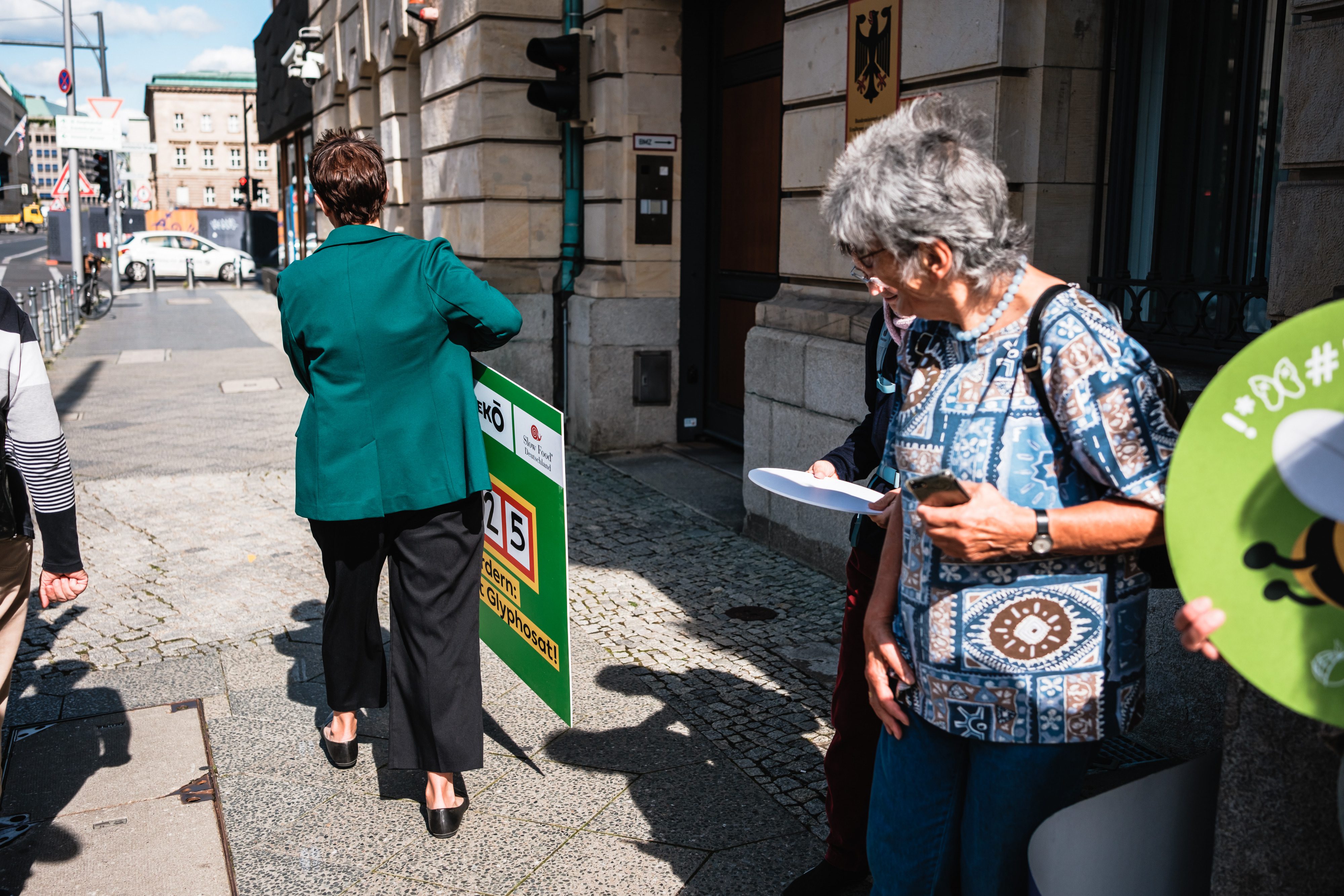 Staatssekretärin Silvia Bender vom Bundeslandwirtschaftsministerium das Übergabe-Schild gegen Glyphosat ins Ministerium