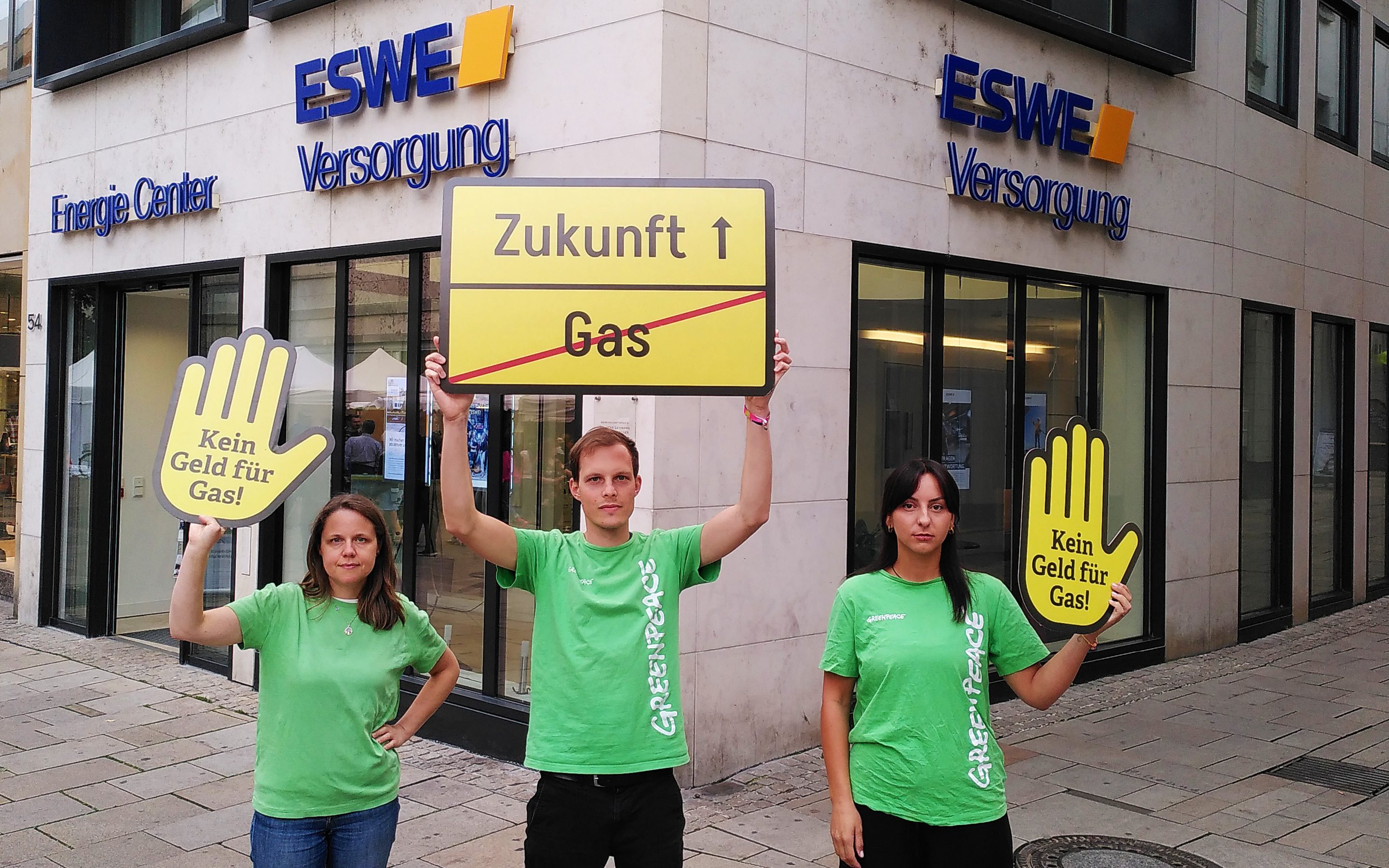 Aktion Stadwerke raus aus der Gaslobby: Menschen von Greenpeace Mainz-Wiesbaden demonstrieren vor der ESWE Versorgung