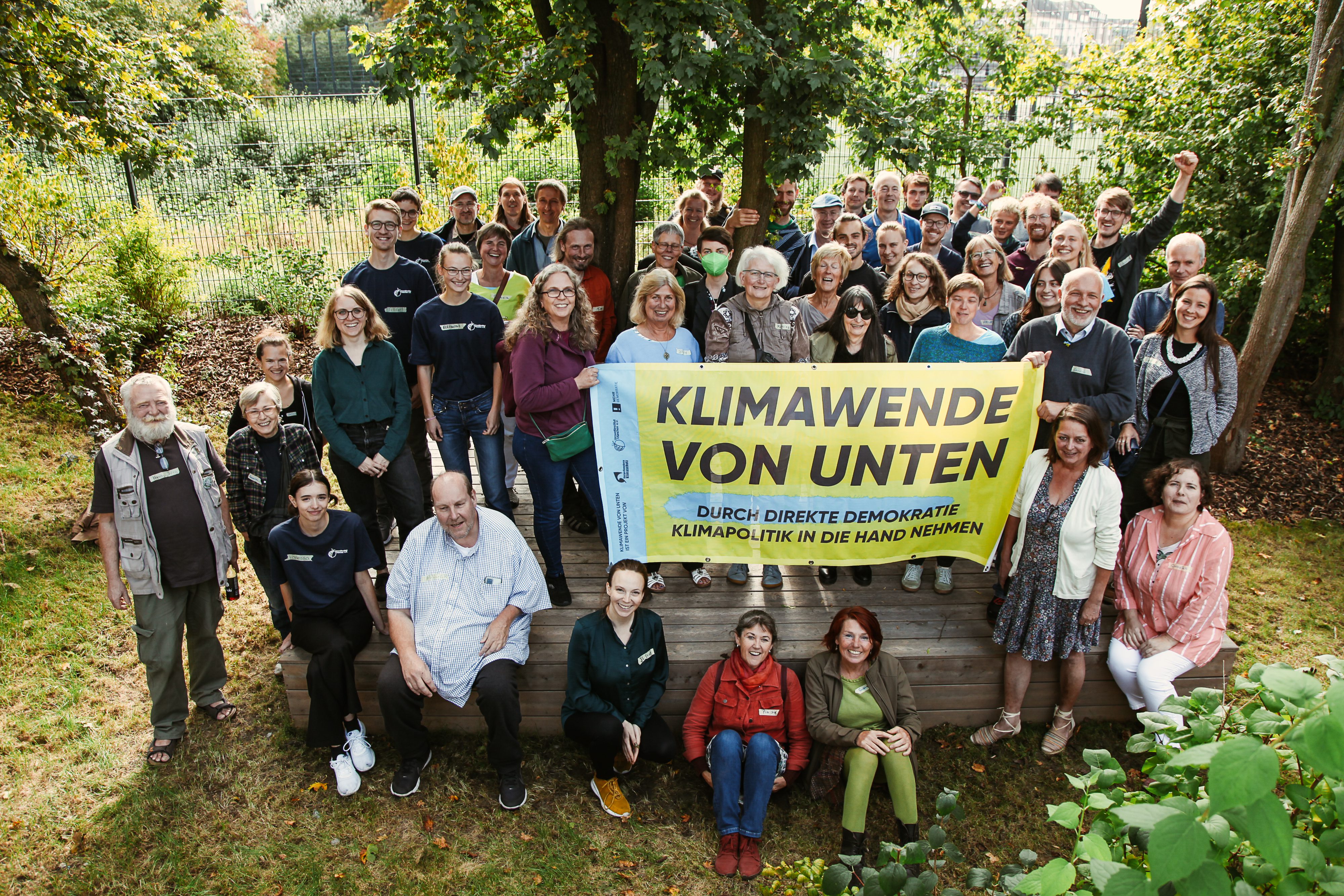 Gruppenfoto Teilnehmende eines Barcamps mit Banner 