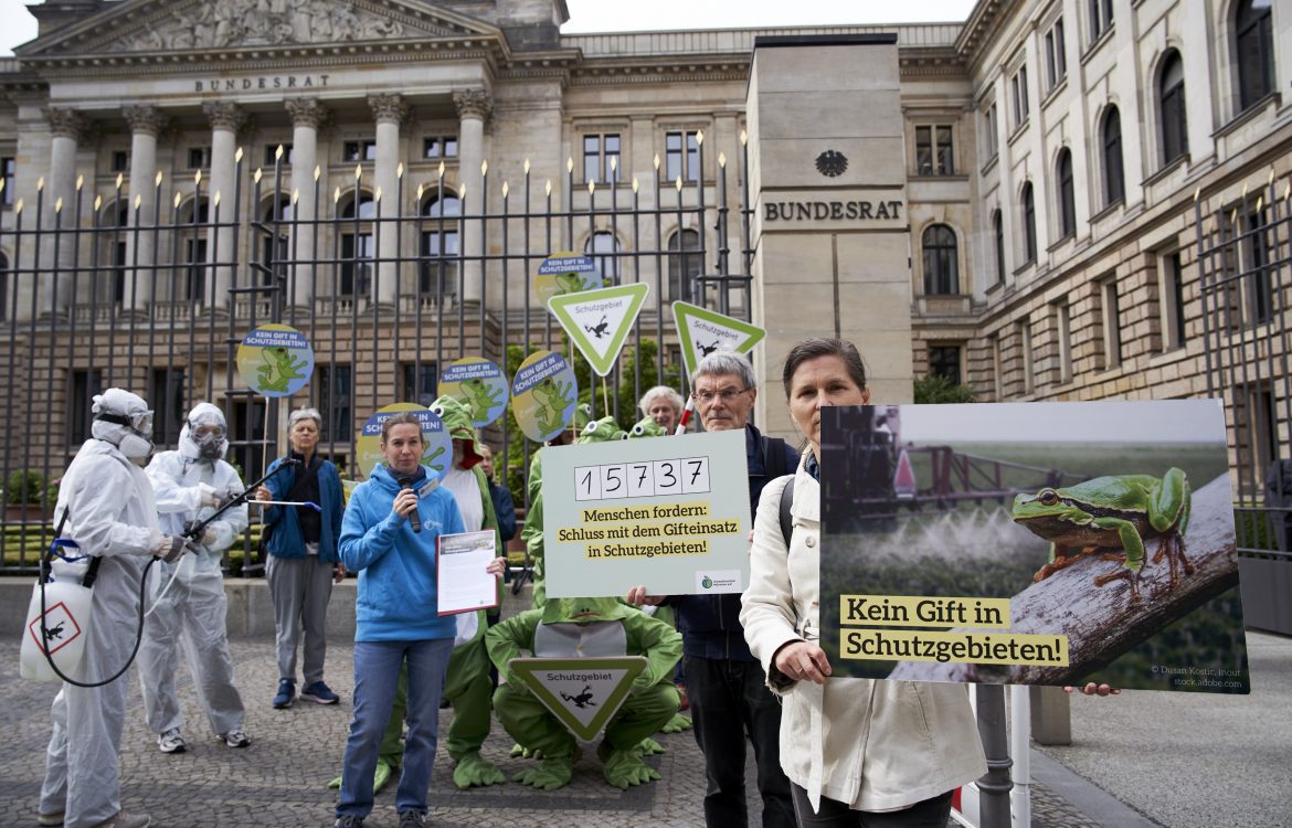 aktuelle meldung image frosch aktion bundesrat2 c anne barth