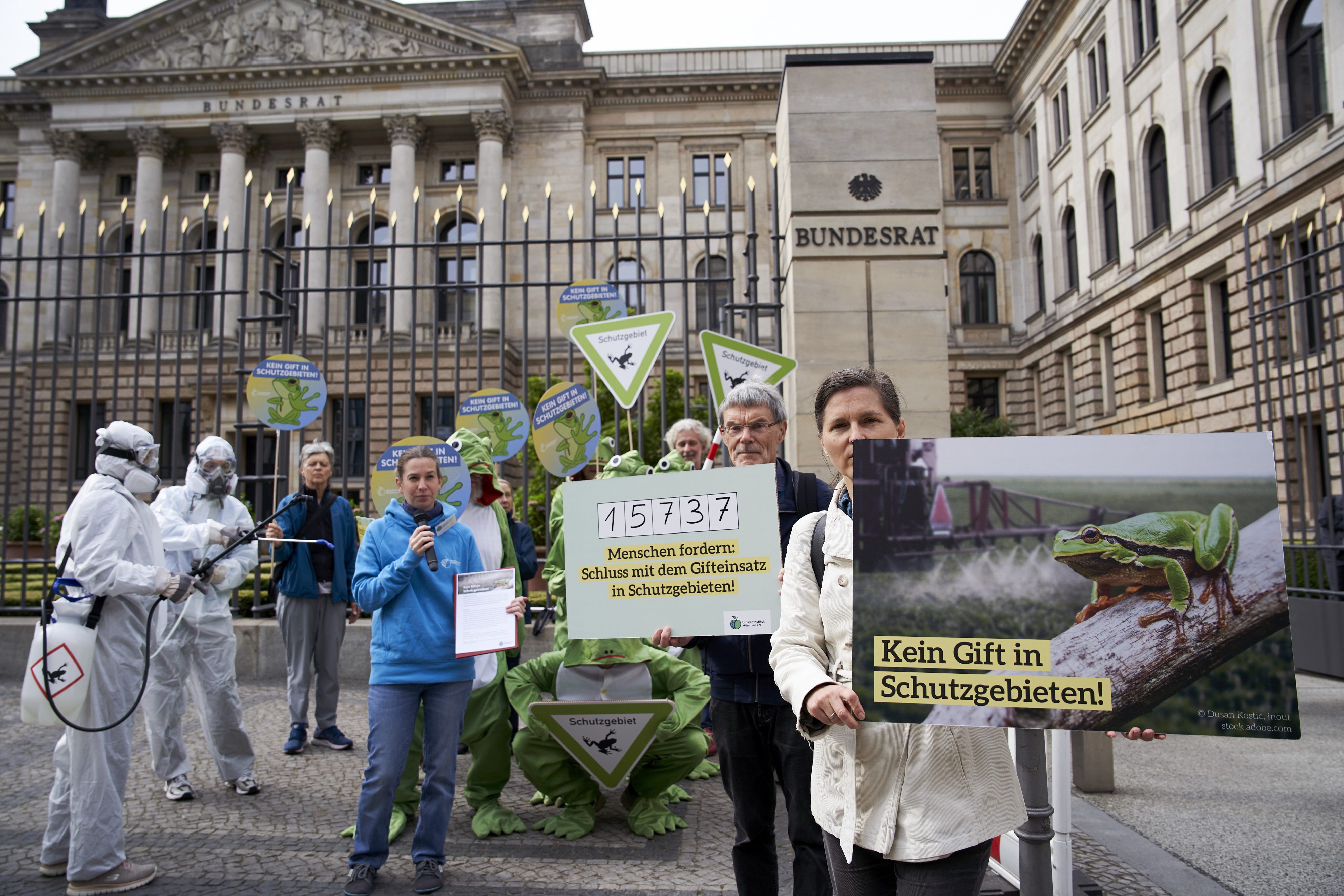 aktuelle meldung image frosch aktion bundesrat2 c anne barth