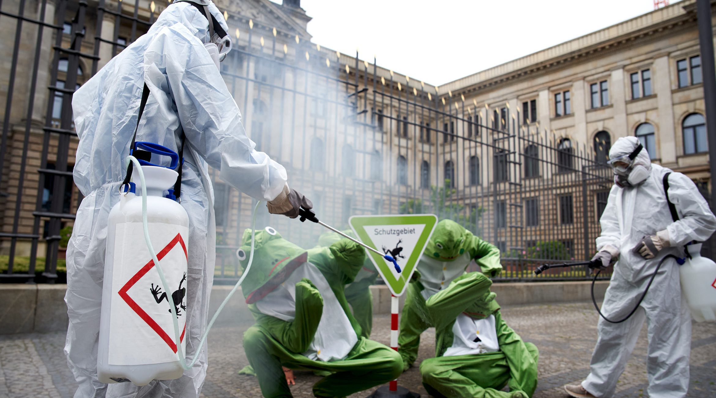 Froggy im Einsatz: Protest gegen Pestizide in Schutzgebieten Froggy im Einsatz: Protest gegen Pestizide in Schutzgebieten