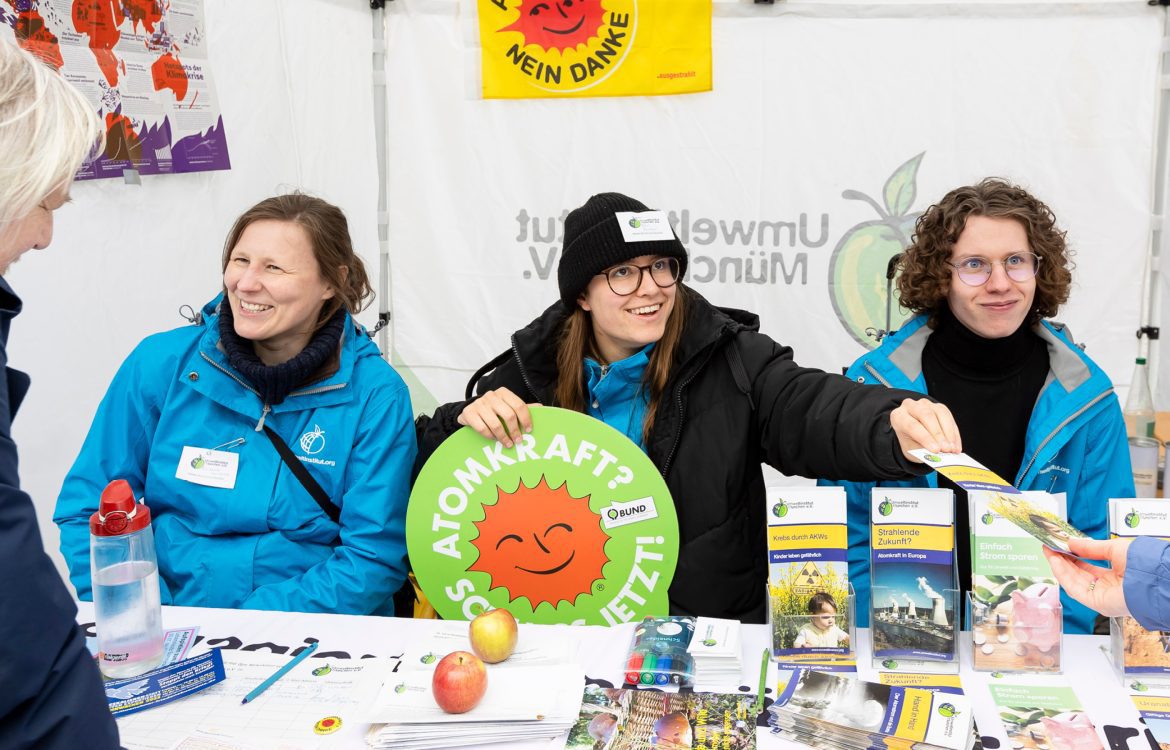 UIM-Mitarbeiter:innen an einem Infostand